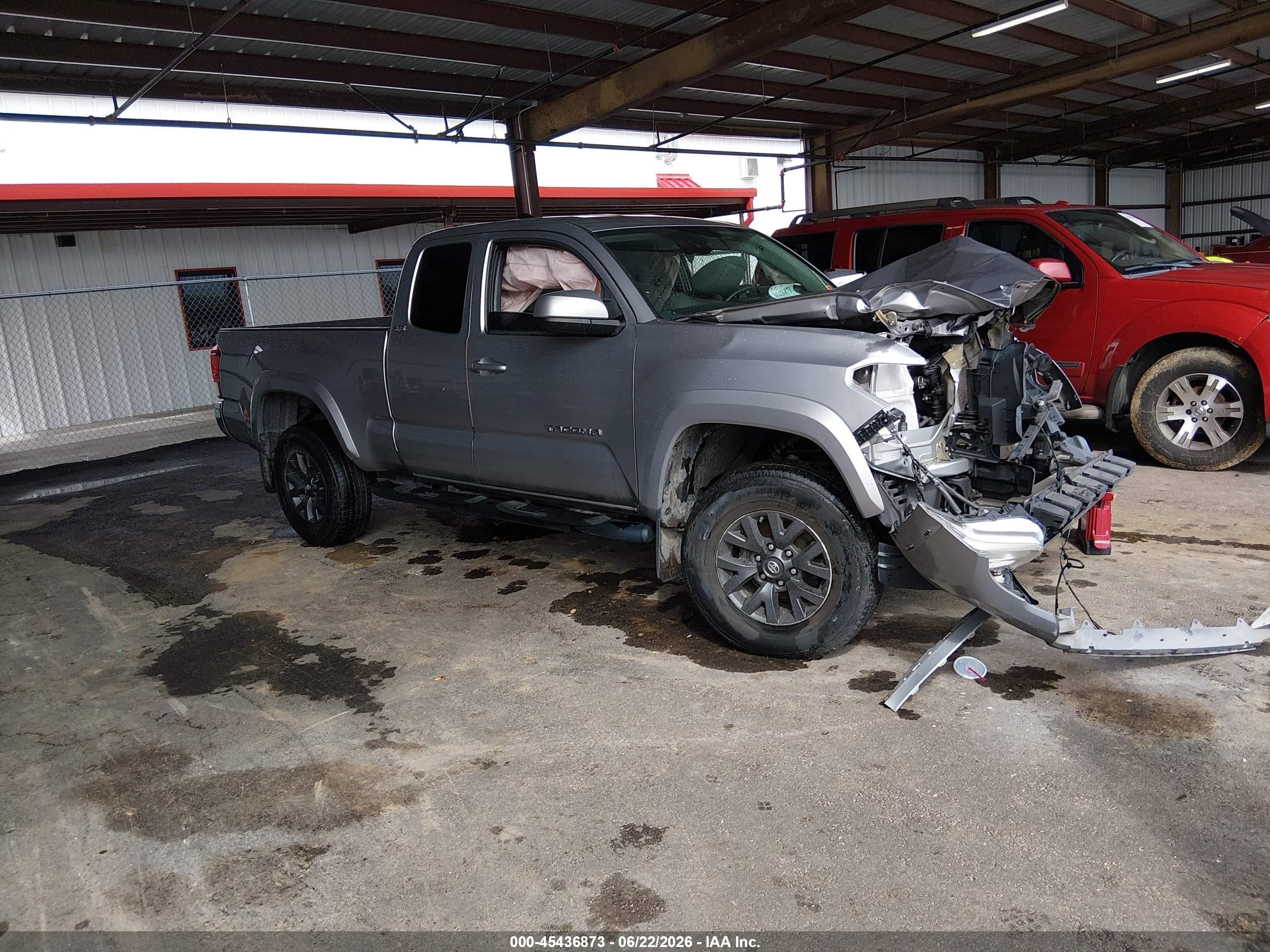 2020 Toyota Tacoma SR, VIN 5TFSX5EN1LX071564 — Перед
