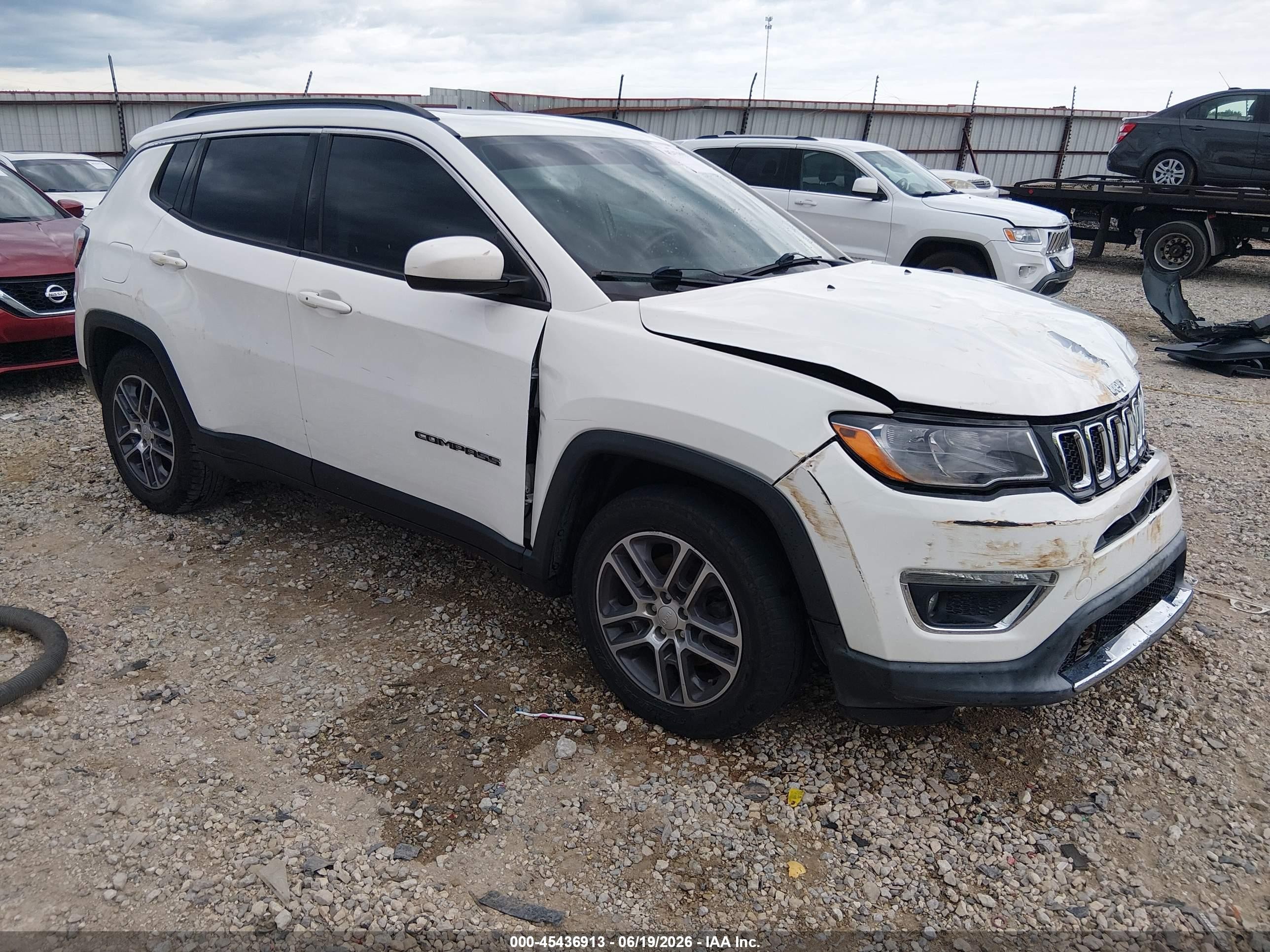 2020 Jeep Compass Latitude, VIN 3C4NJCBB1LT231306 — Front end