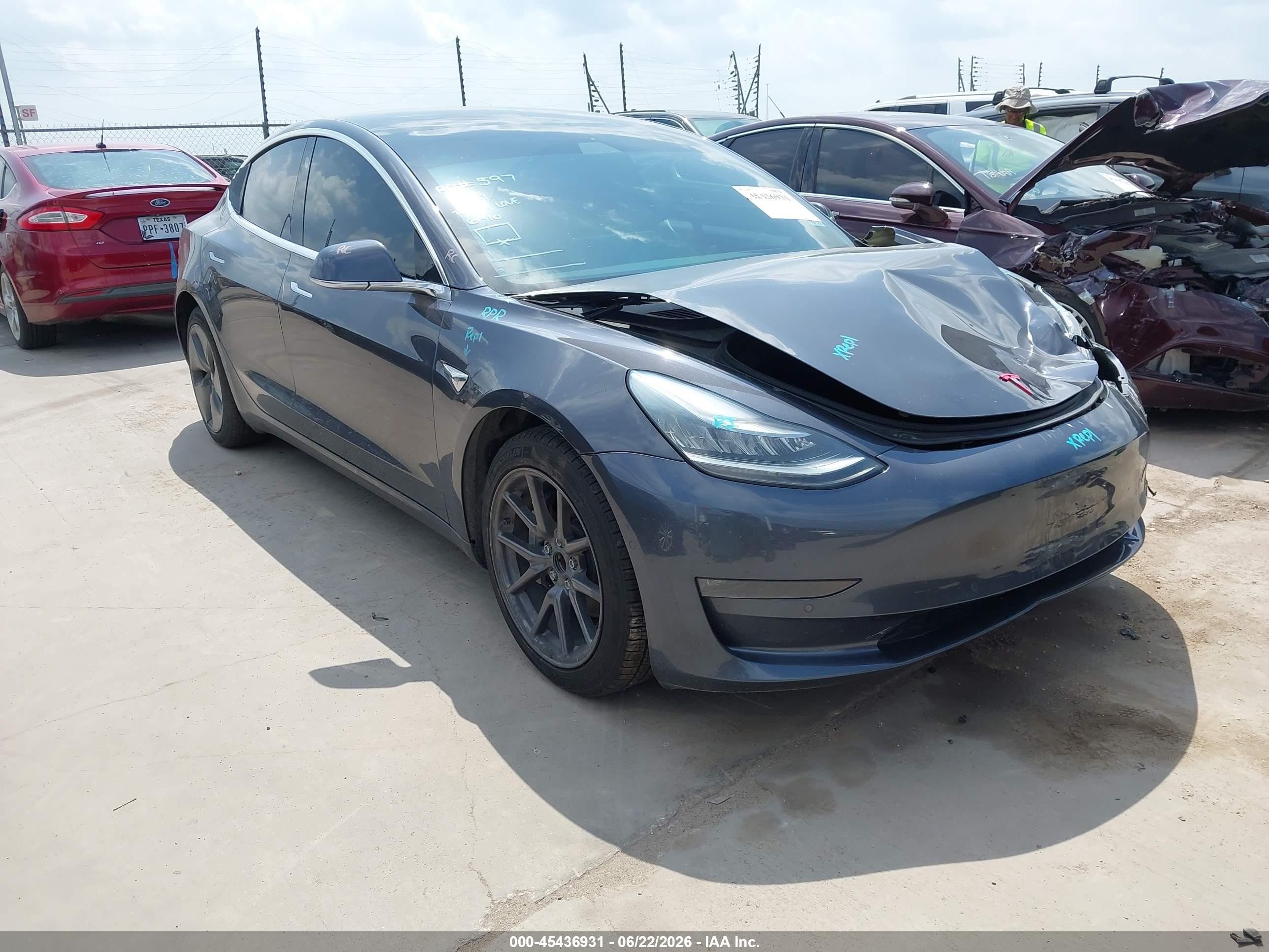 2019 Tesla Model 3 Mid Range, VIN 5YJ3E1EA1KF411045 — Перед