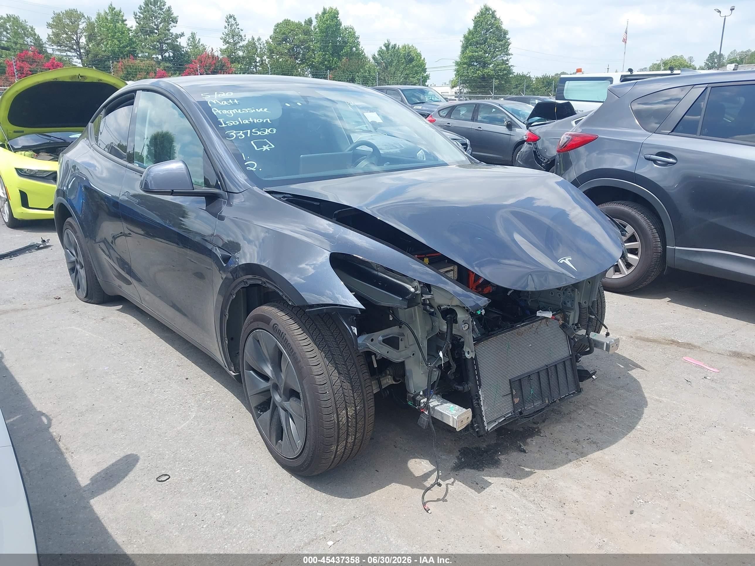 2025 Tesla Model Y Long Range, VIN 7SAYGDEE1SA337520 — Перед