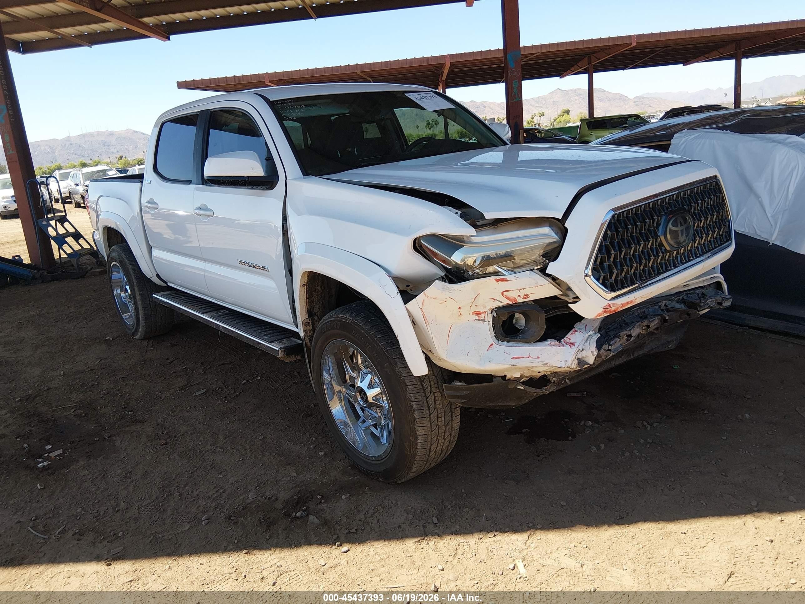 2018 Toyota Tacoma TRD Sport, VIN 3TMAZ5CN8JM060525 — Перед