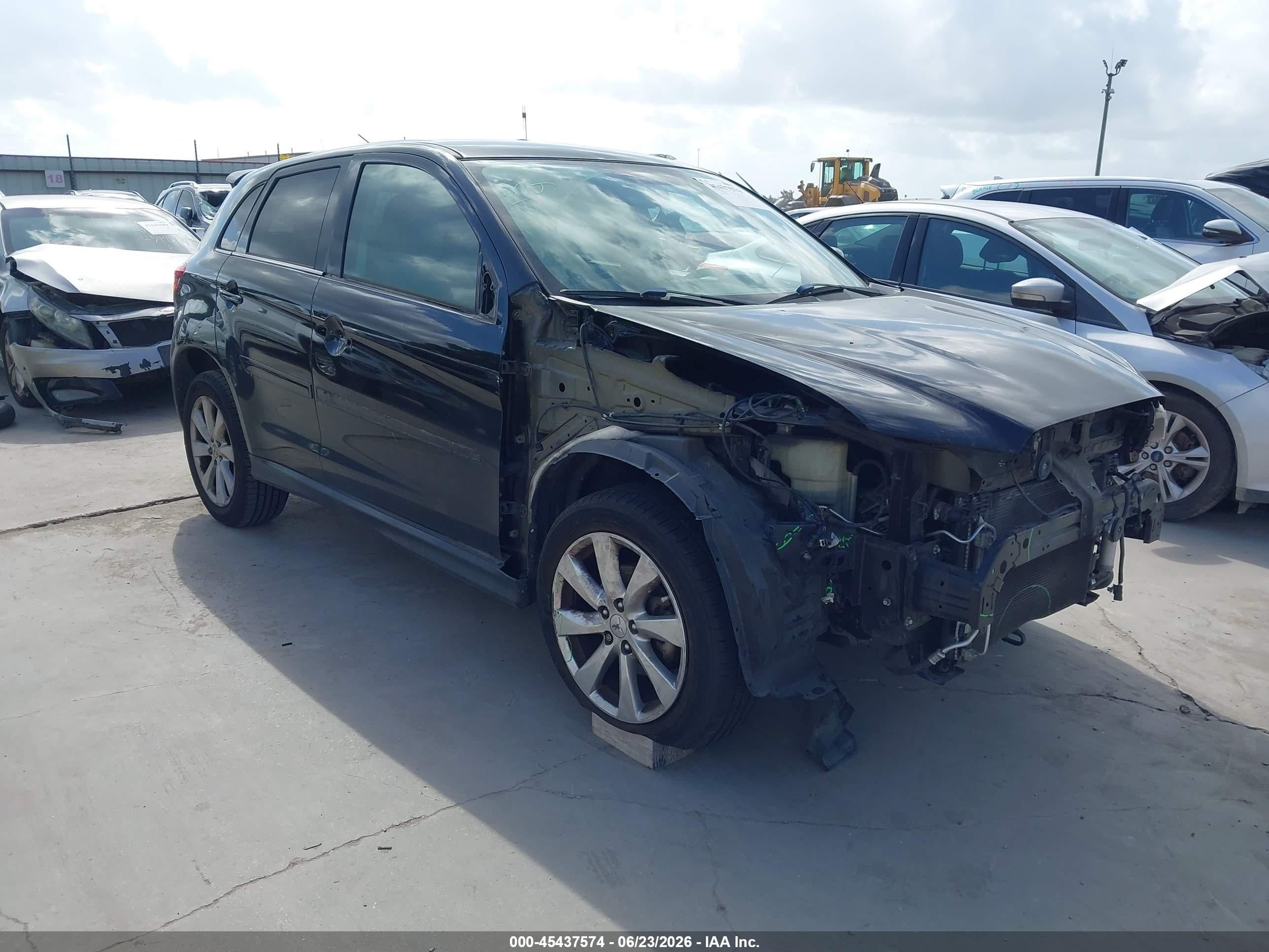 2015 Mitsubishi Outlander SE, VIN 4A4AP4AU4FE062725 — Front end