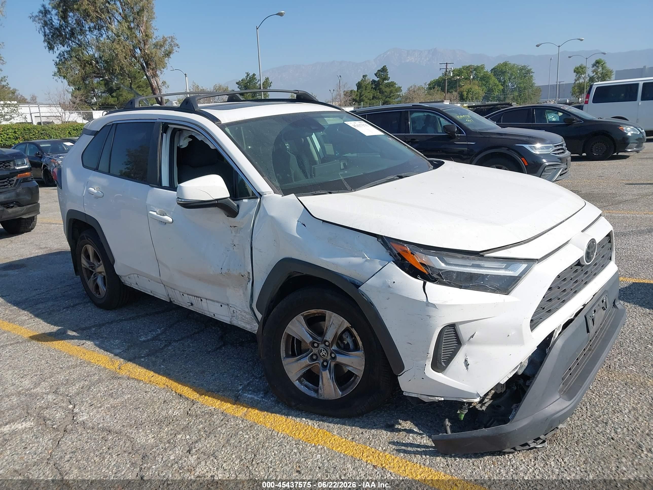 2022 Toyota RAV4 XLE, VIN 2T3P1RFV8NC310078 — Бок