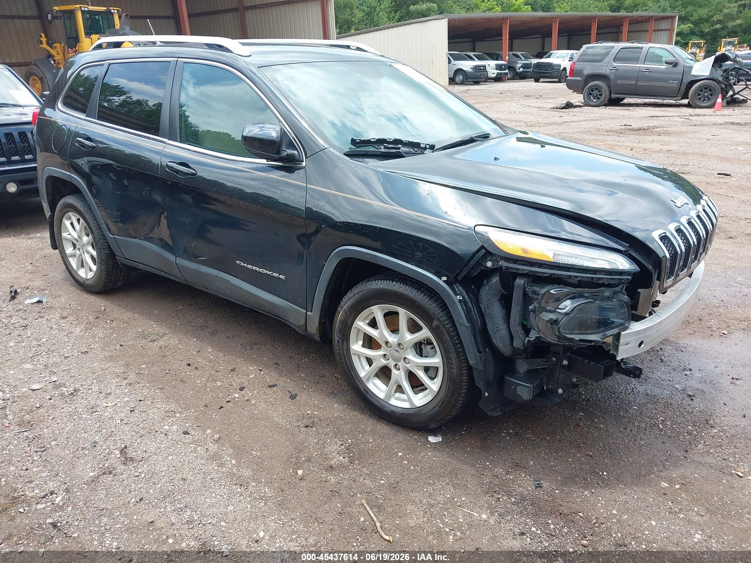 2015 Jeep Cherokee Latitude, VIN 1C4PJLCS6FW689851 — Front end