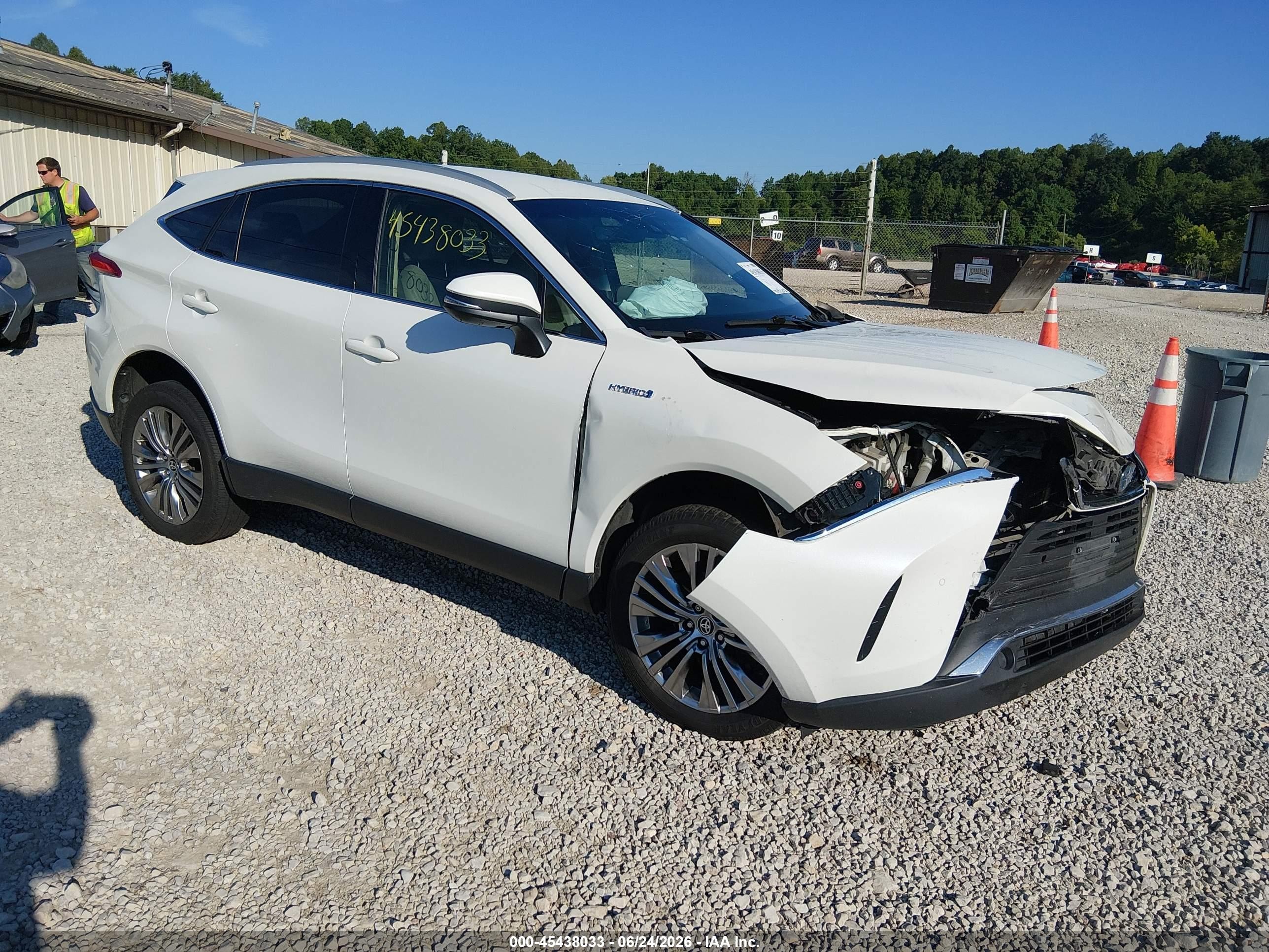 2021 Toyota Venza LE, VIN JTEAAAAH8MJ082289 — Front end