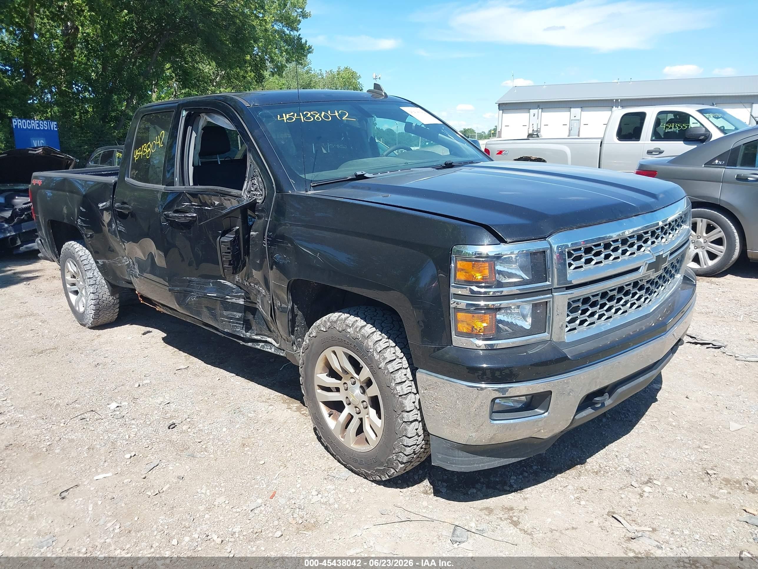 2015 Chevrolet Silverado 1500 LT, VIN 1GCVKREC8FZ406202 — Side
