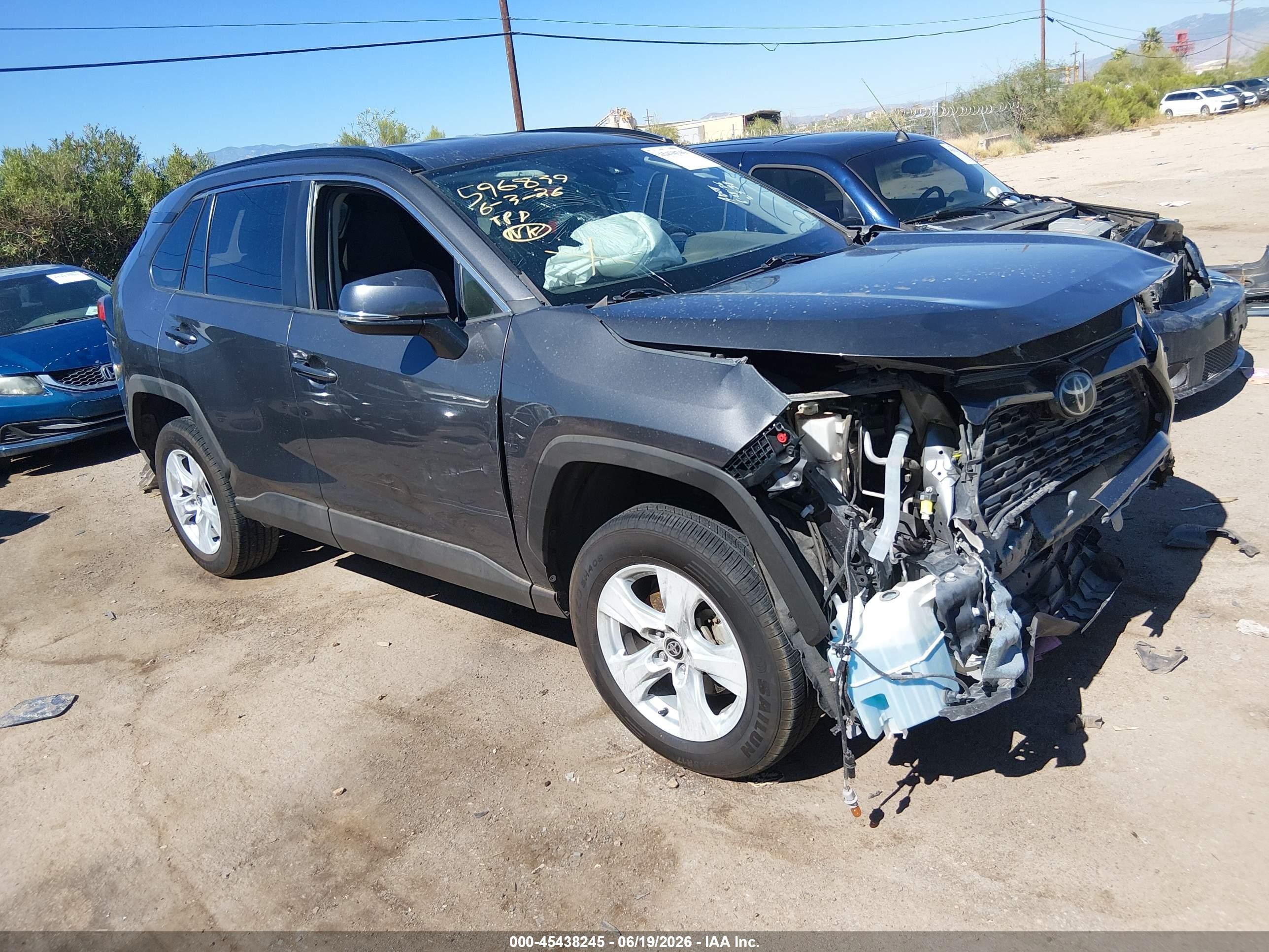 2021 Toyota RAV4 XLE, VIN 2T3W1RFVXMW137785 — Front end