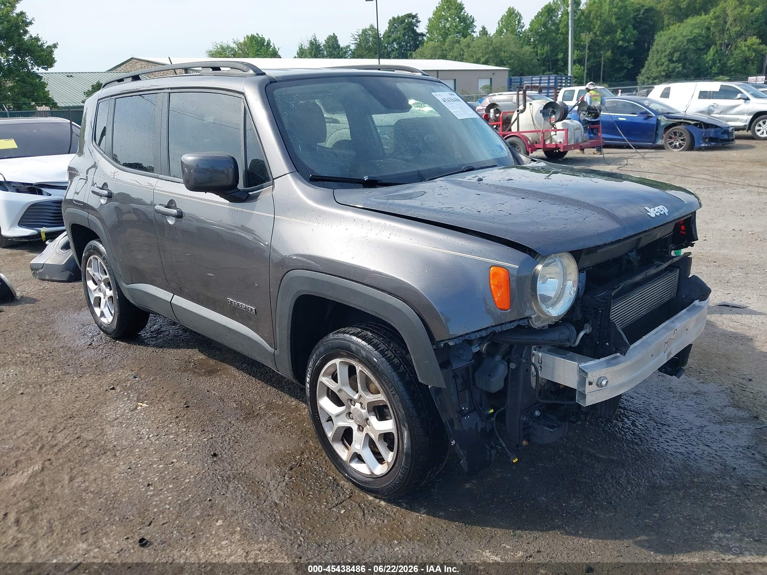 2016 Jeep Renegade Latitude, VIN ZACCJBBT8GPD76298 — Front end