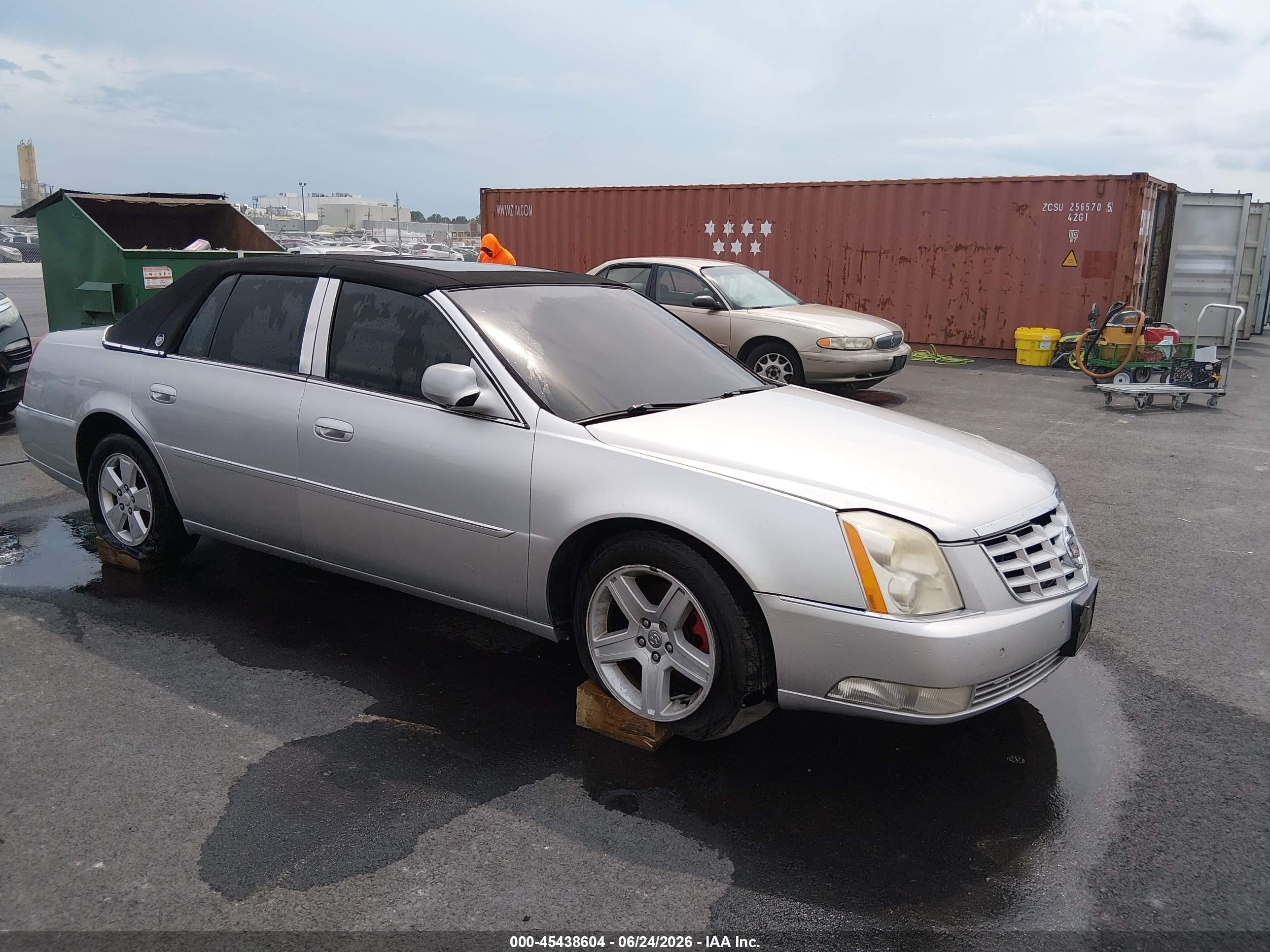 2011 Cadillac DTS Premium Collection, VIN 1G6KH5E62BU112101 — Normal wear