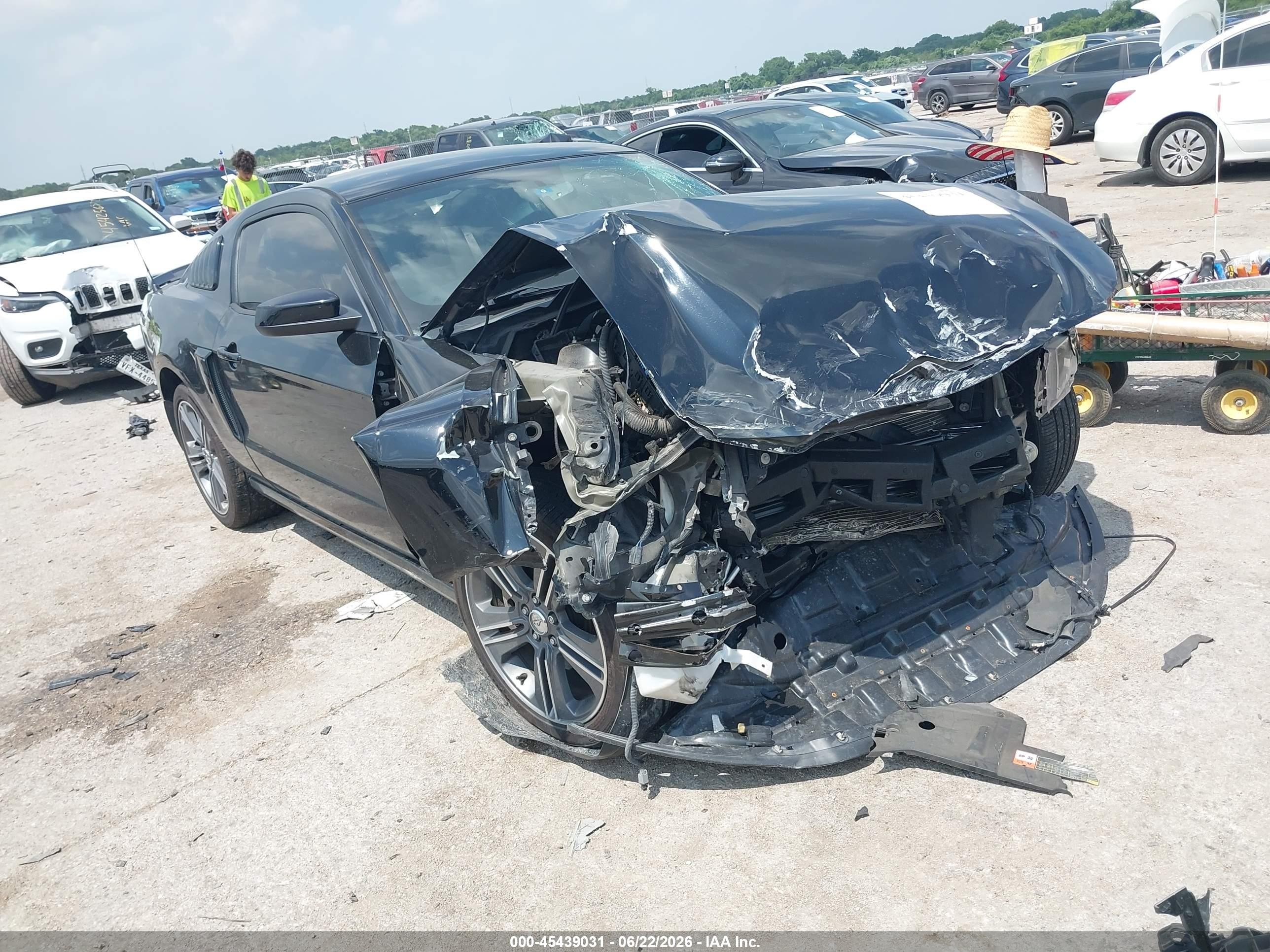 2014 Ford Mustang Premium, VIN 1ZVBP8AM0E5315943 — Front end