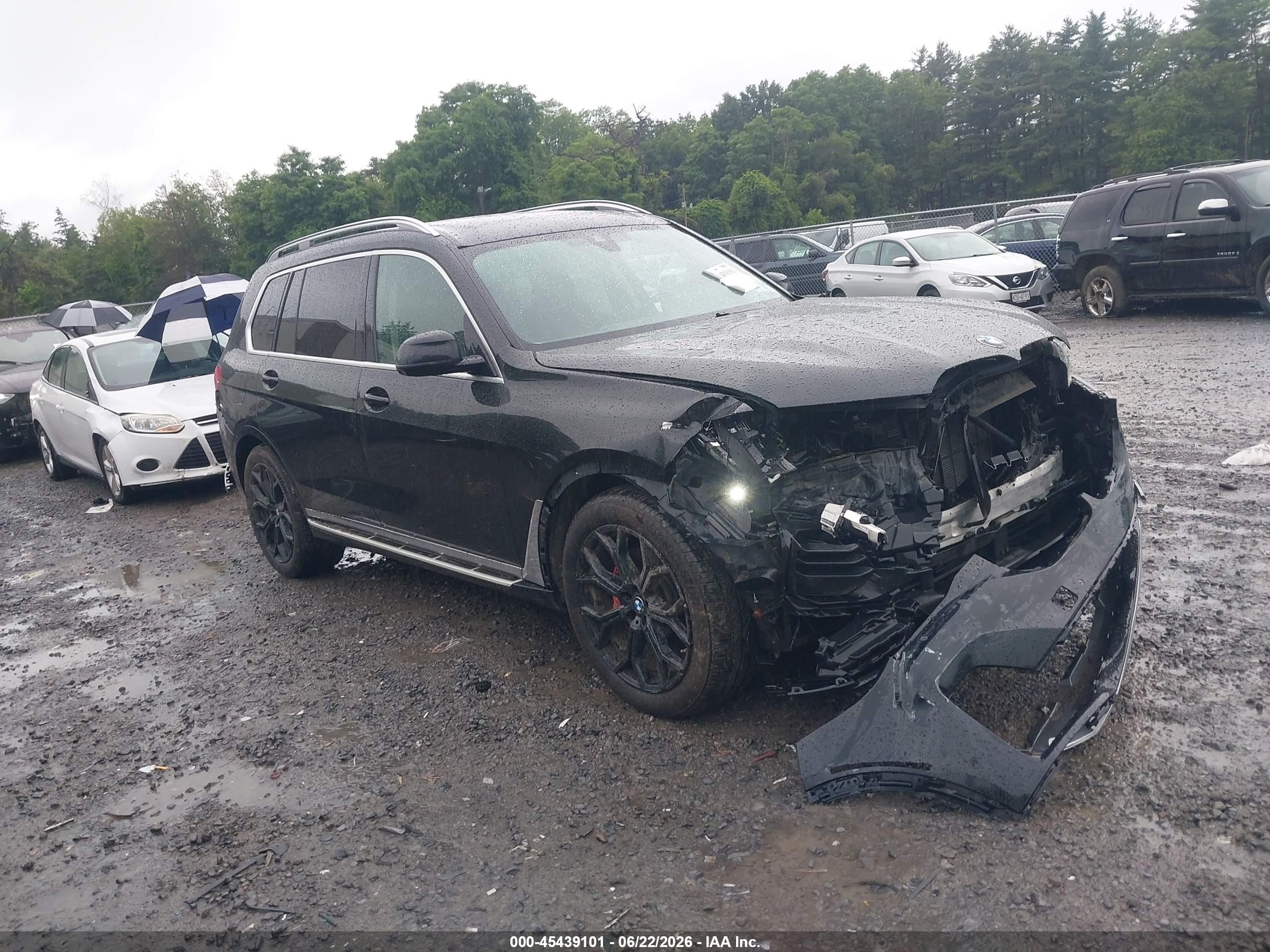 2021 BMW X7 xDrive40i, VIN 5UXCW2C07M9F32352 — Front end