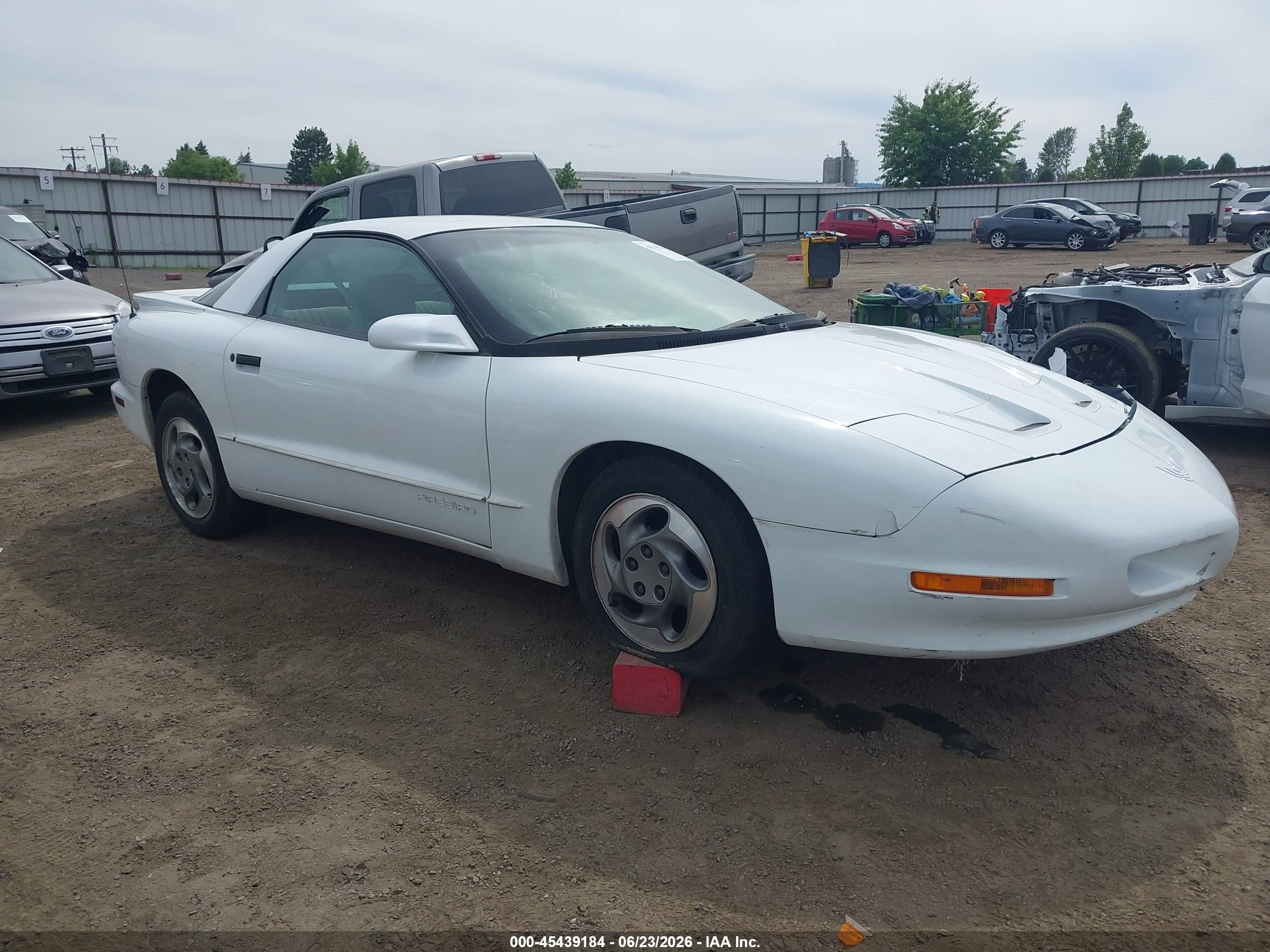 1994 Pontiac Firebird Firebird, VIN 2G2FS22S4R2230221 — Front end