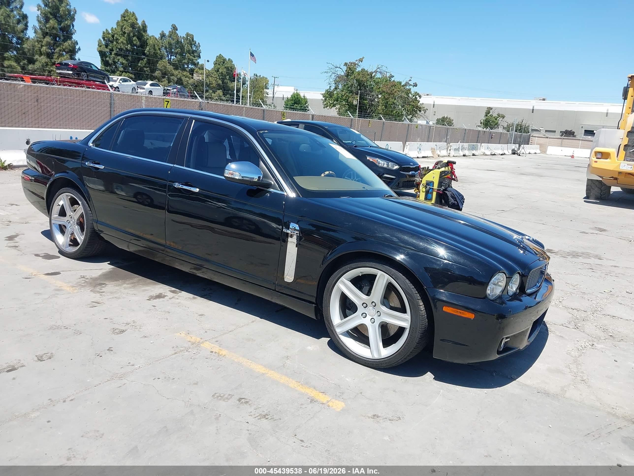 2008 Jaguar XJ Vanden Plas, VIN SAJWA82C28TH26096 — Front end