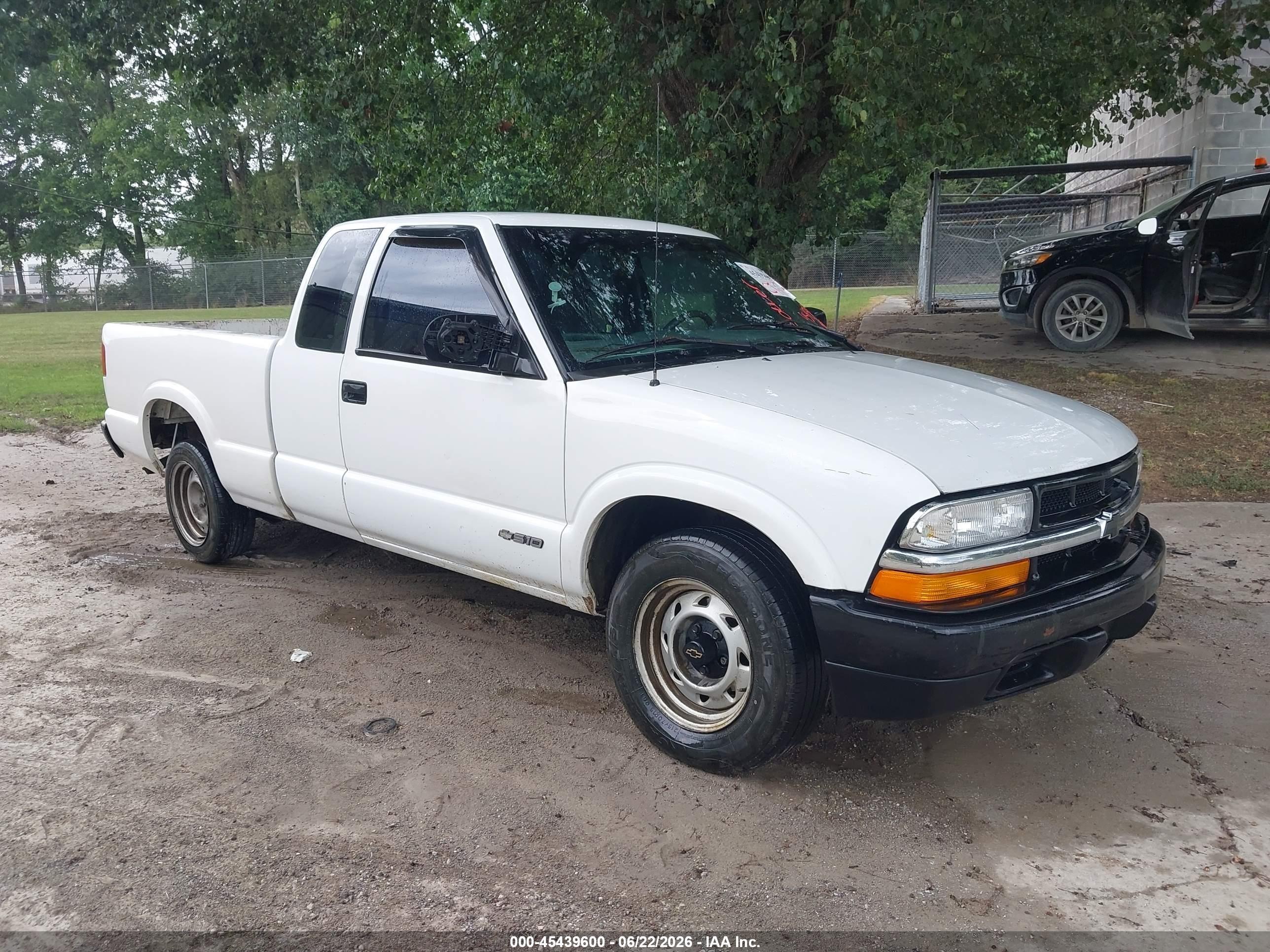 2002 Chevrolet S-10 LS, VIN 1GCCS19W028119658 — Normal wear