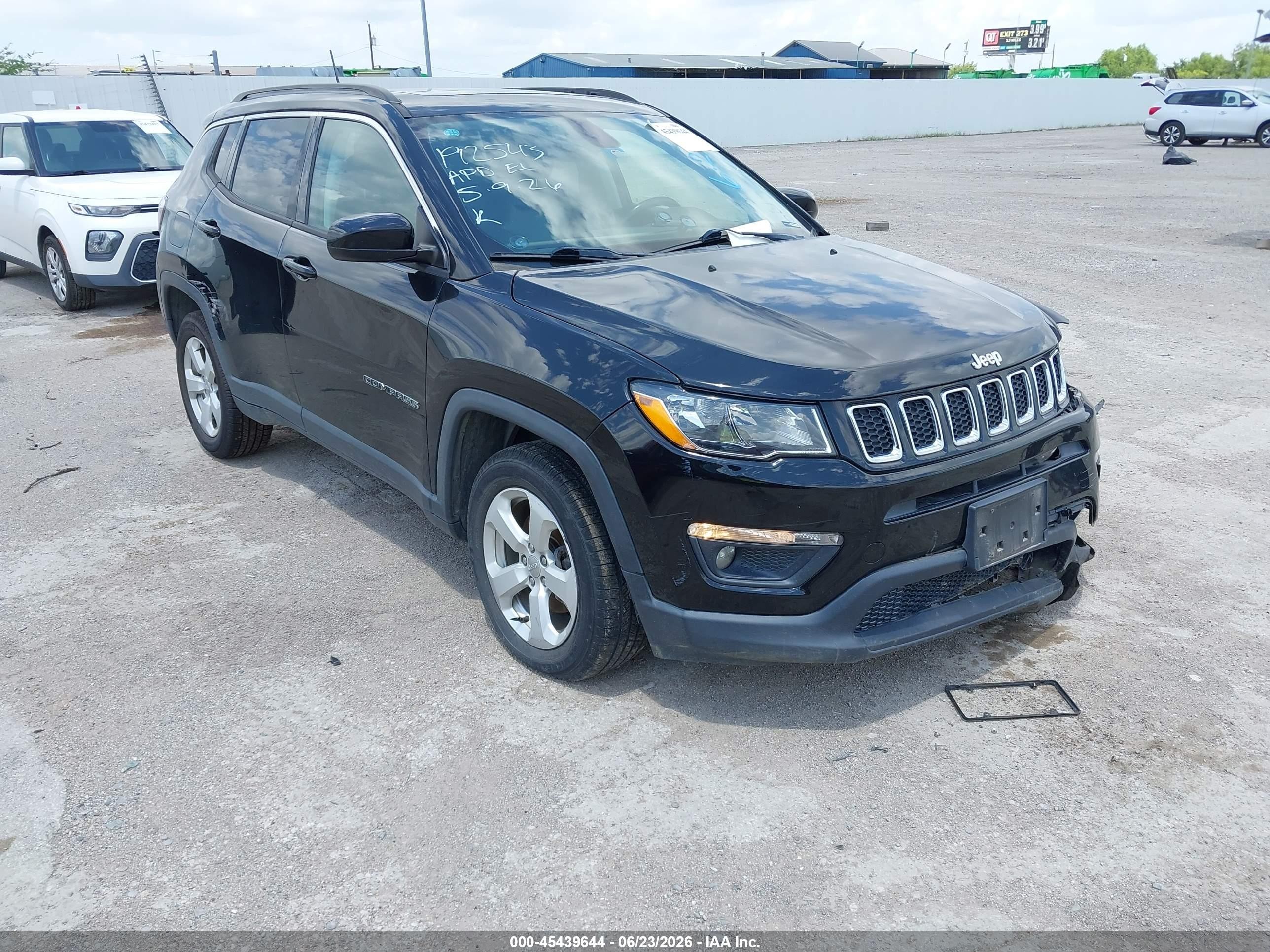 2018 Jeep Compass Latitude, VIN 3C4NJDBB8JT222153 — Front end