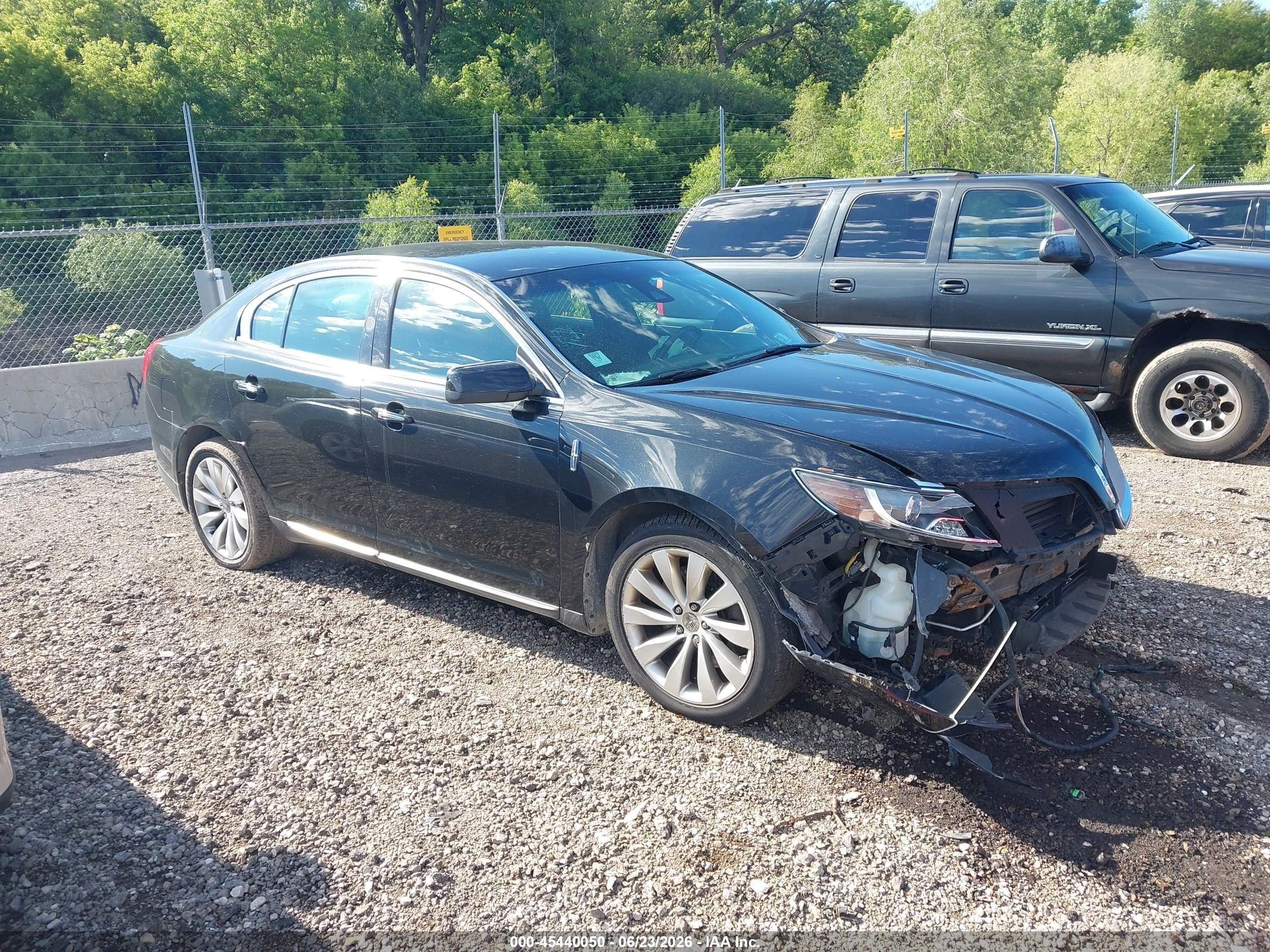 2014 Lincoln MKS, VIN 1LNHL9DK8EG601760 — Front end