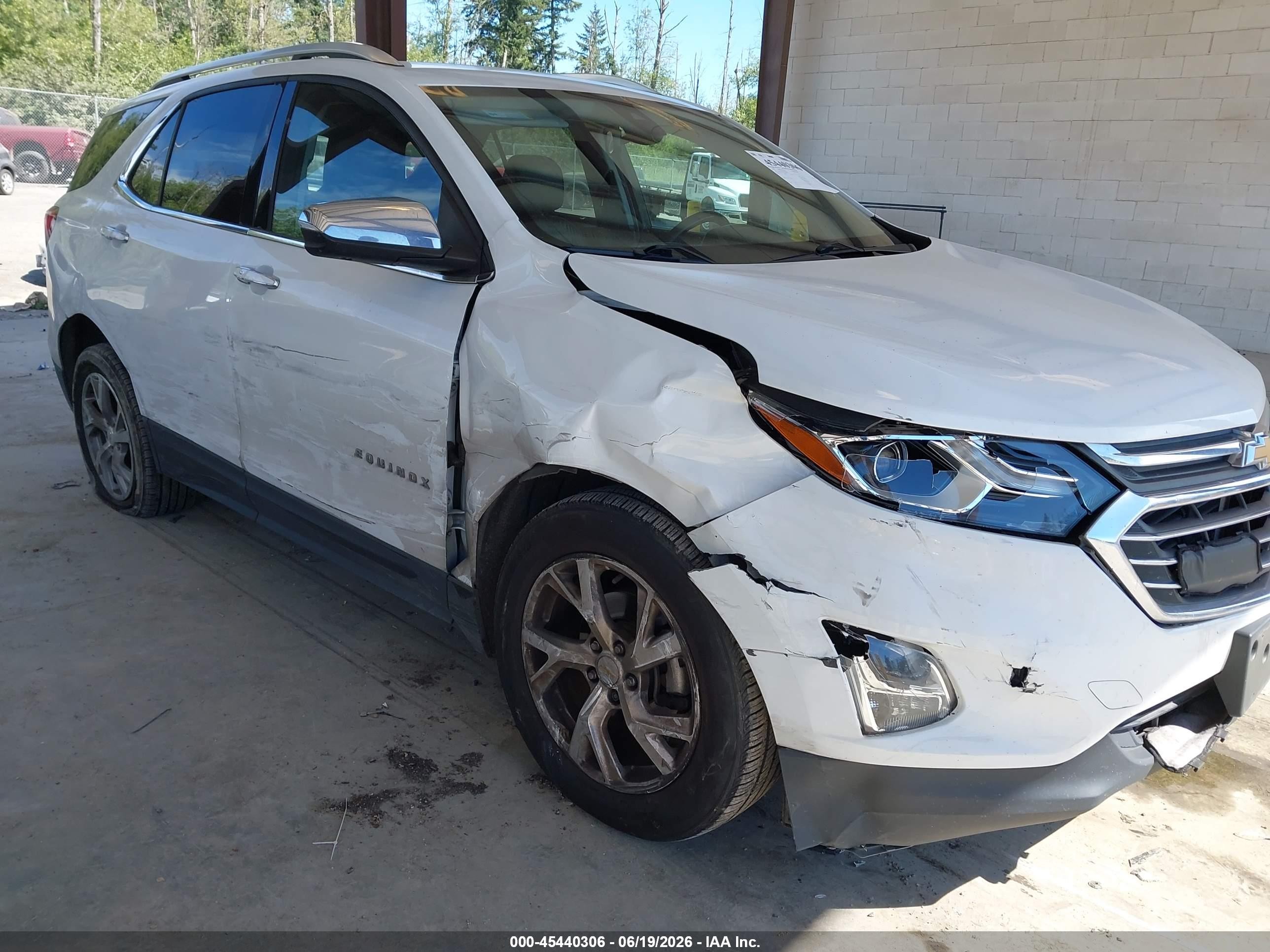 2018 Chevrolet Equinox Premier, VIN 2GNAXVEVXJ6269687 — Front end