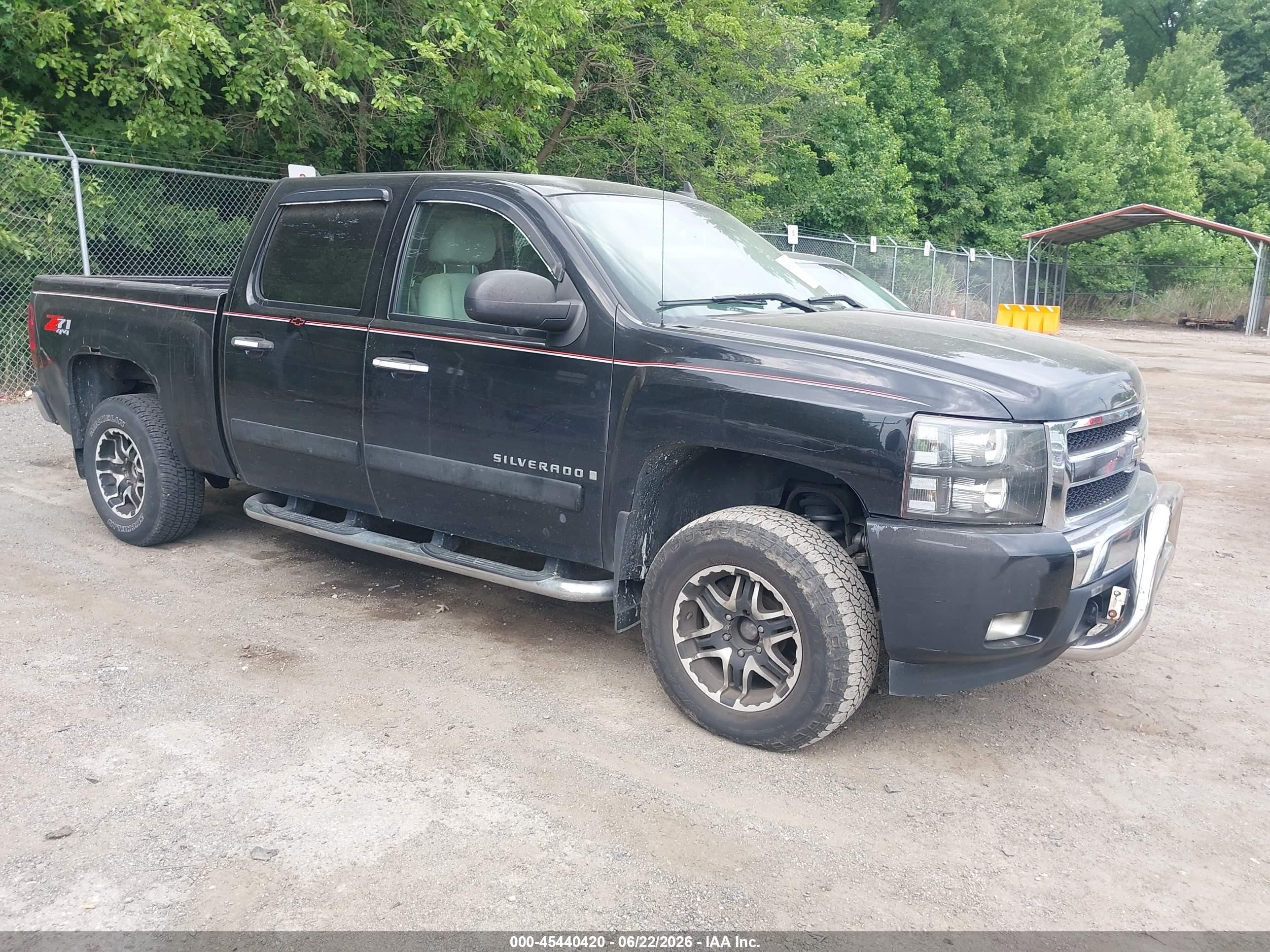 2007 Chevrolet Silverado 1500 LTZ, VIN 2GCEK13M971588919 — Бок