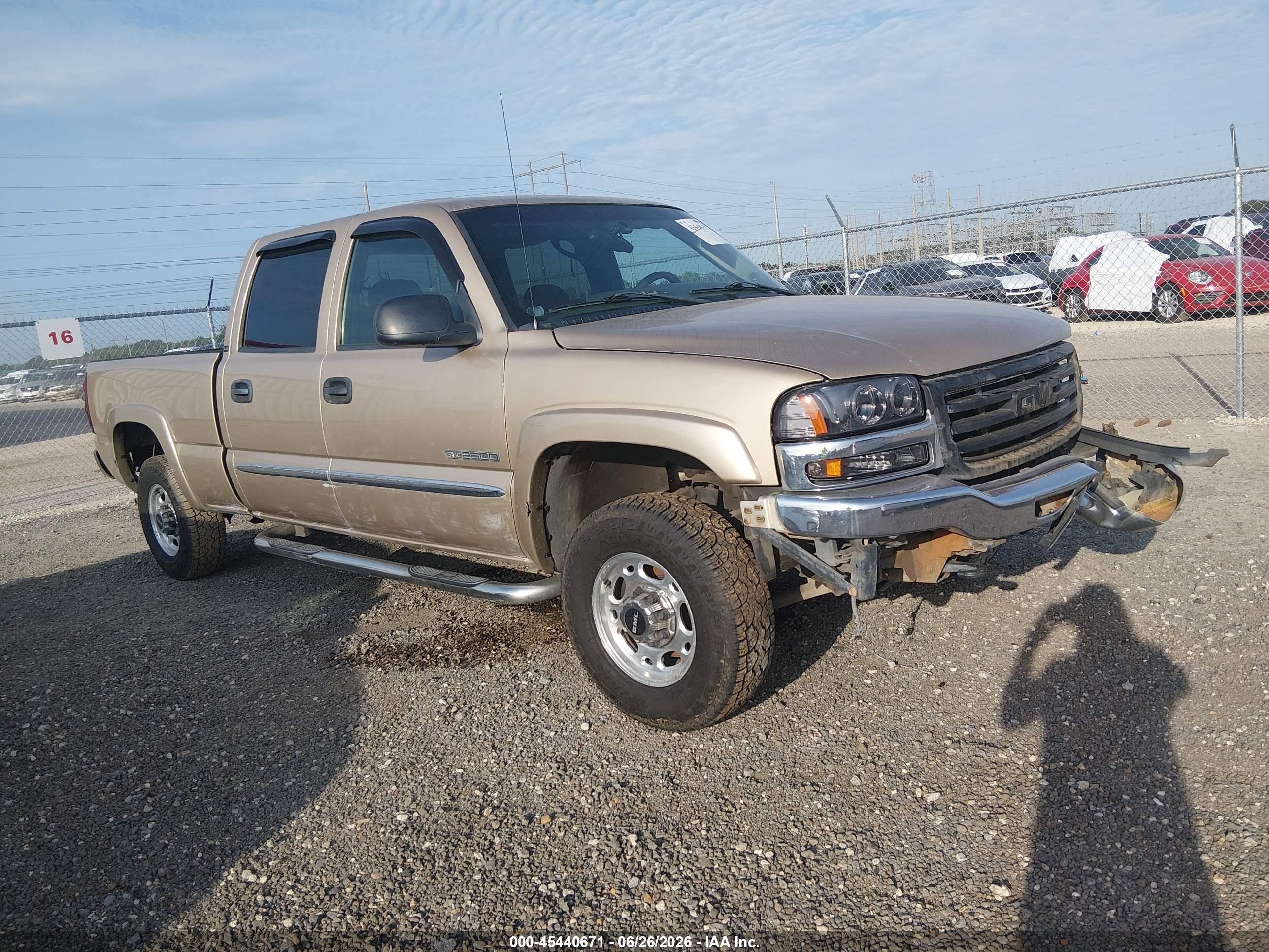2004 GMC Sierra 2500 SLE, VIN 1GTGC23UX4F226694 — Front end