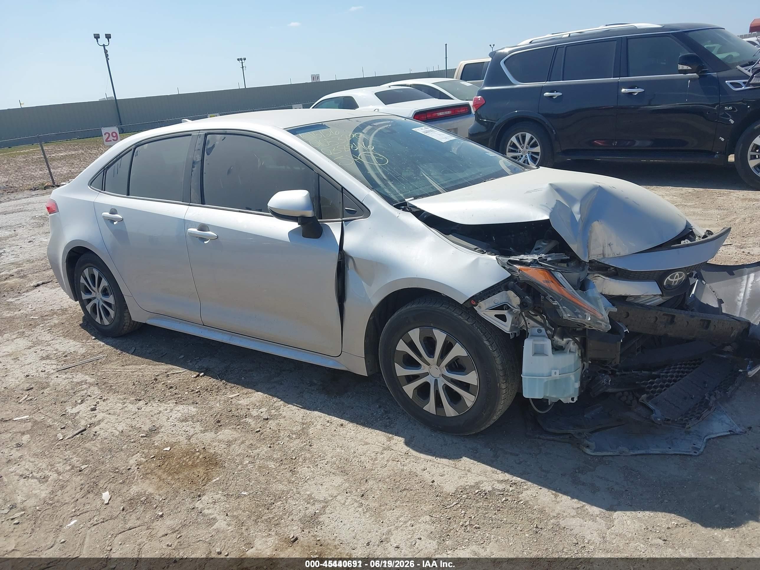 2022 Toyota Corolla Hybrid LE, VIN JTDEAMDE0NJ038846 — Front end