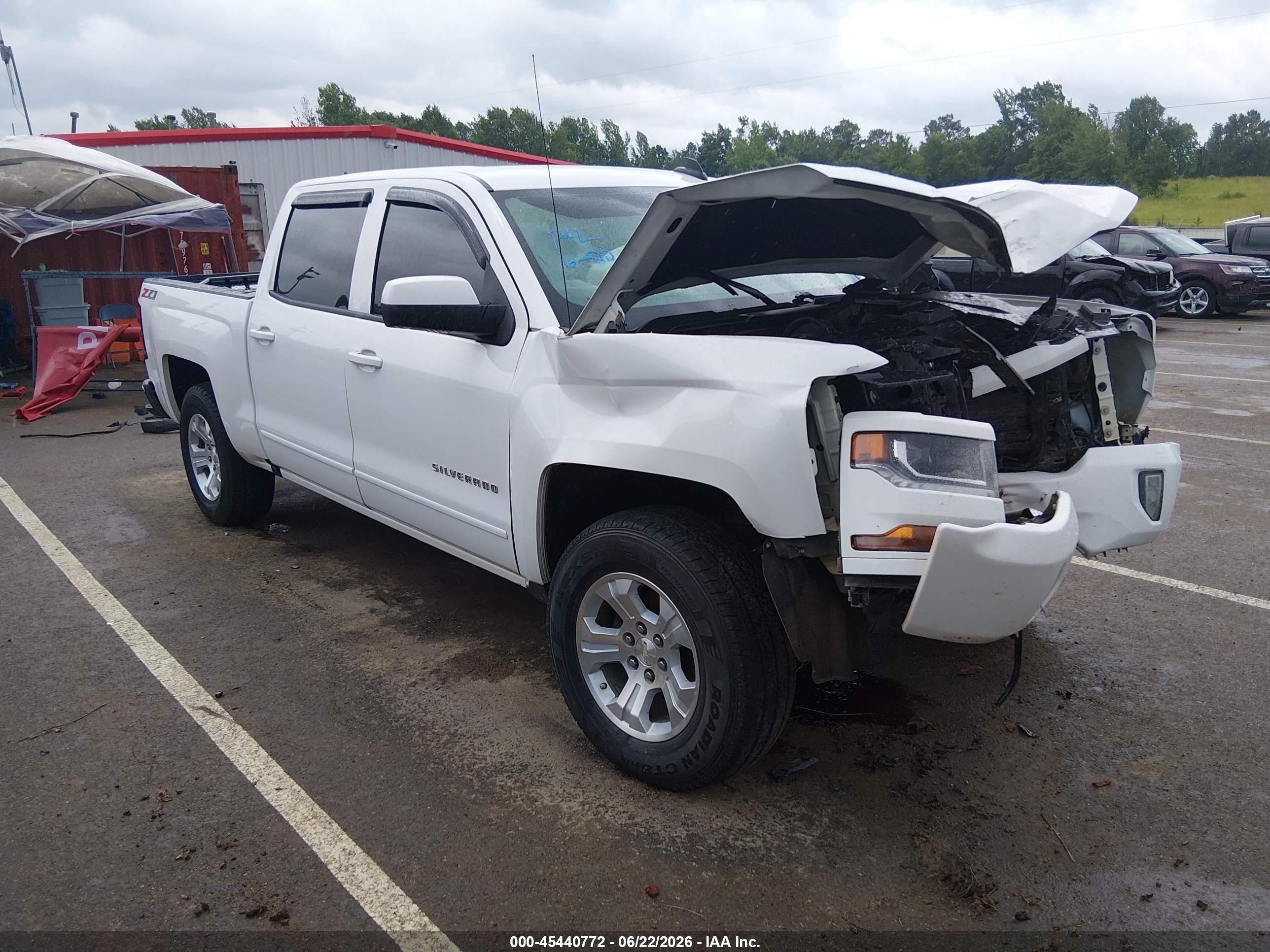 2018 Chevrolet Silverado 1500 LT, VIN 3GCUKREC4JG434387 — Front end