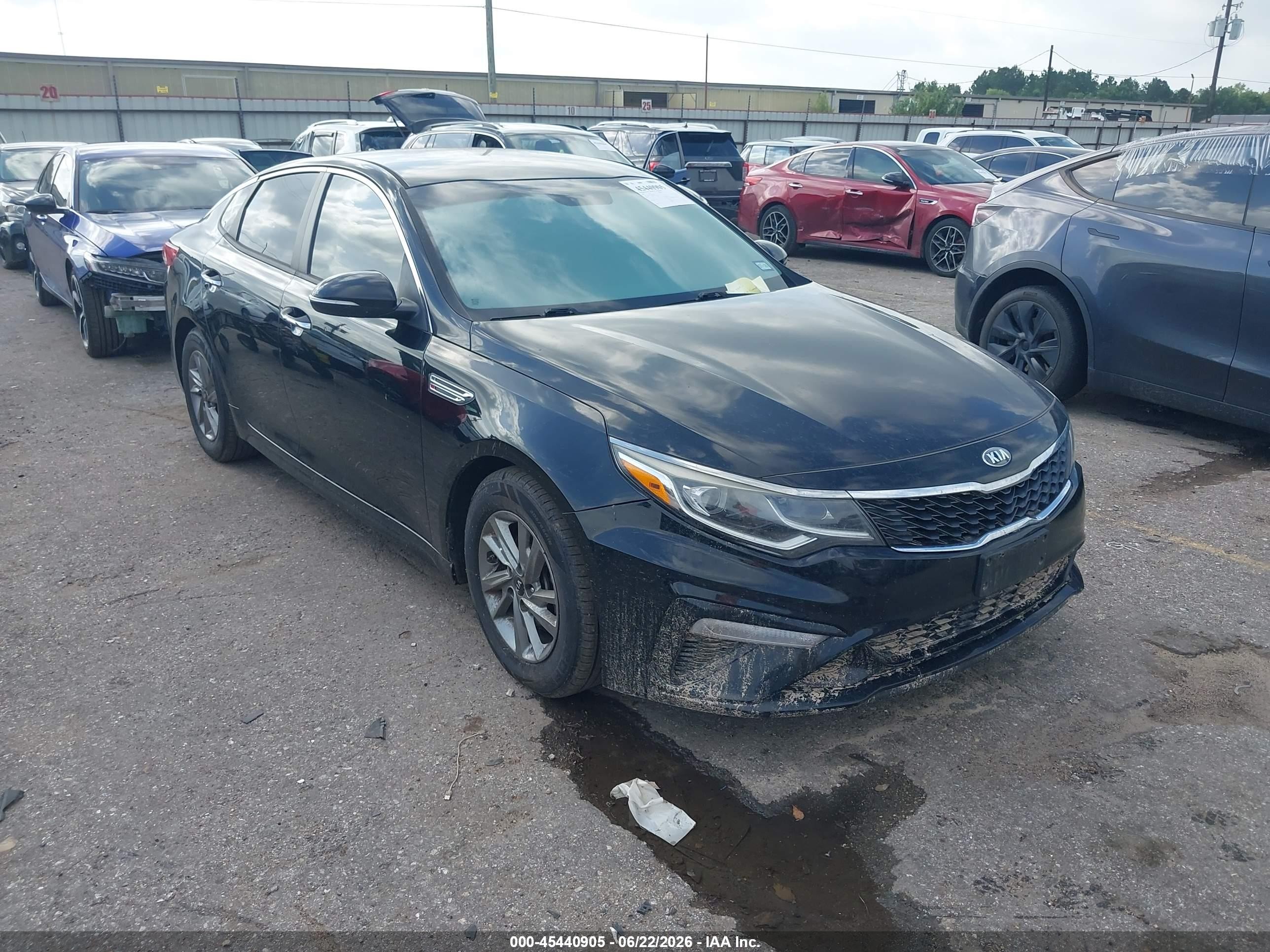 2019 Kia Optima LX, VIN 5XXGT4L39KG306425 — Side
