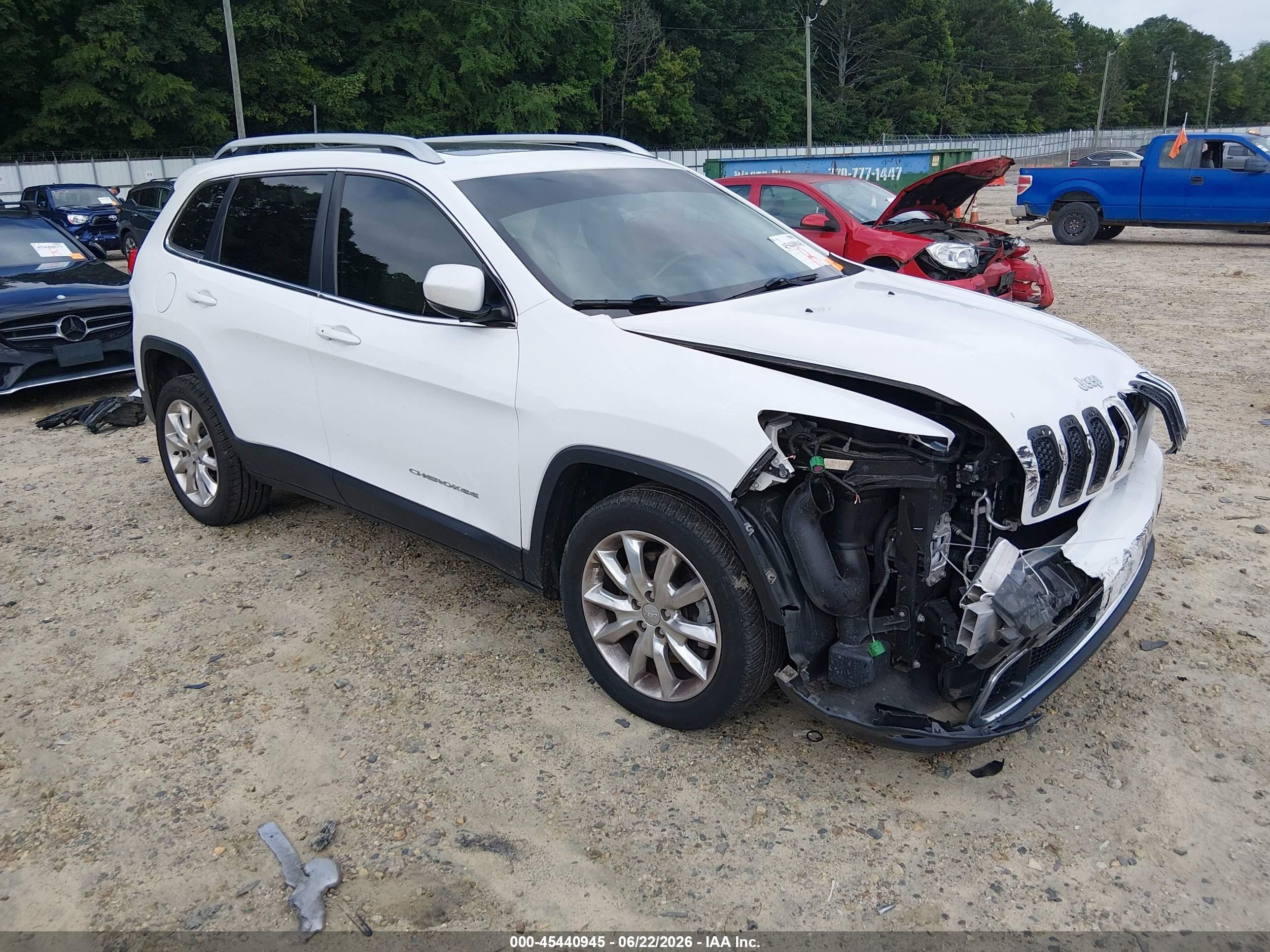 2016 Jeep Cherokee Limited, VIN 1C4PJLDS8GW307819 — Front end