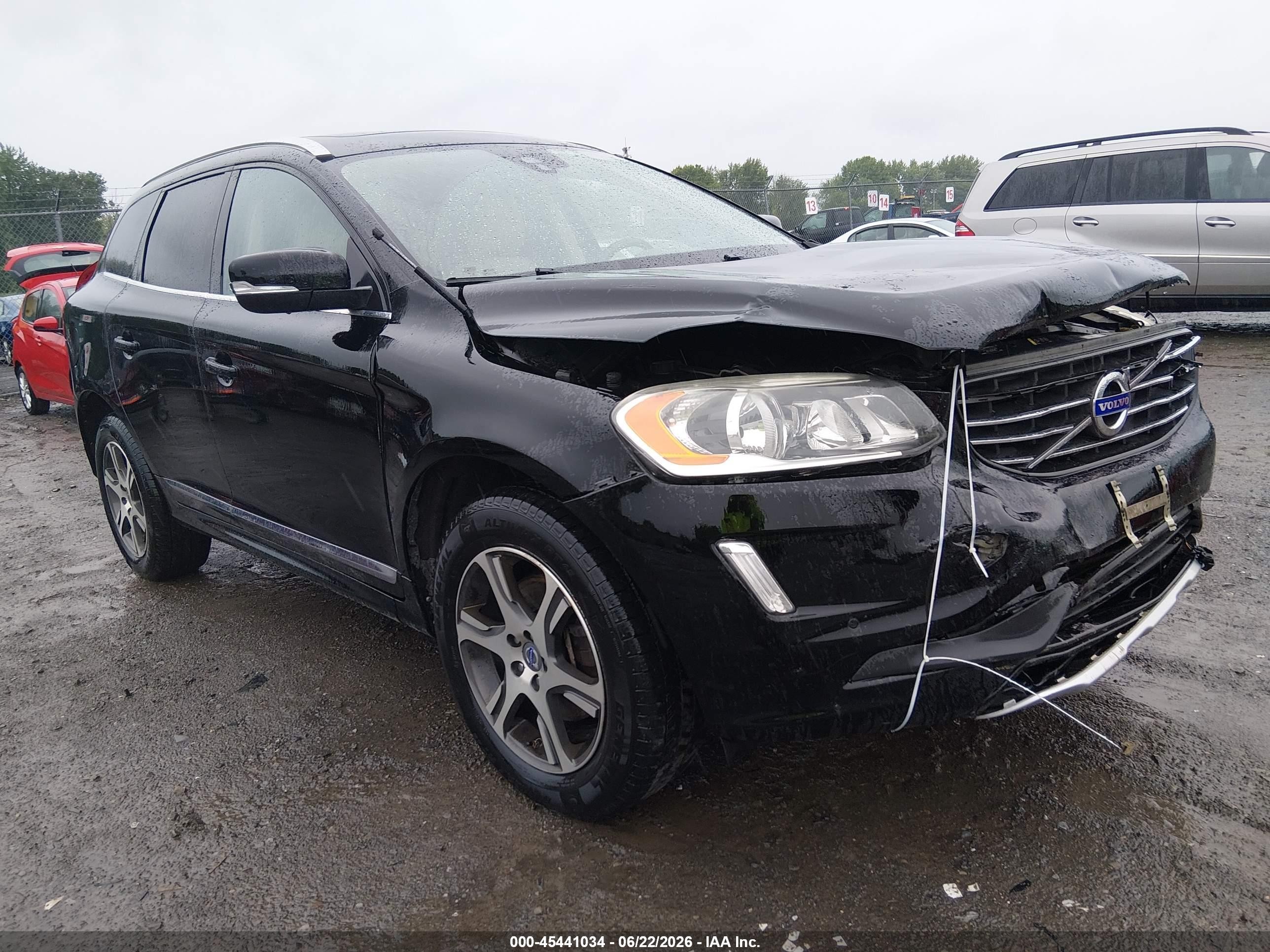 2015 Volvo XC60 T6, VIN YV4902RK8F2665830 — Front end
