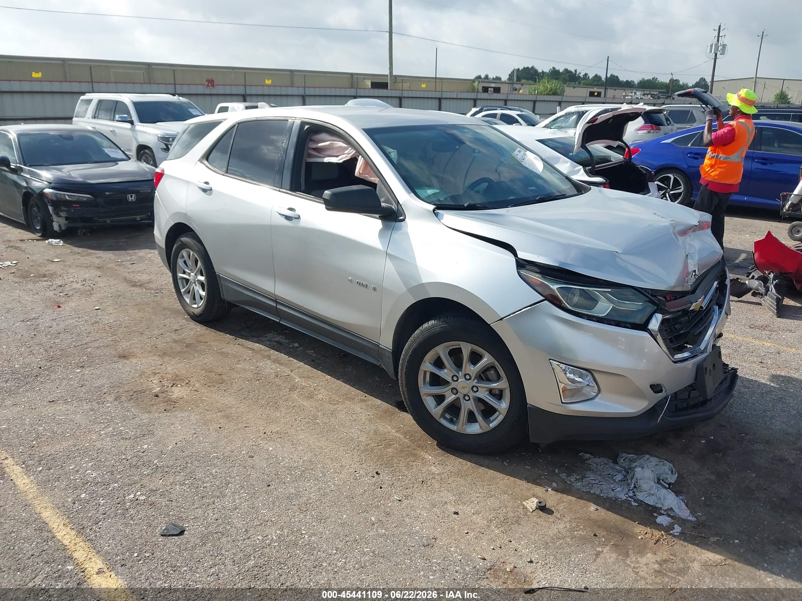 2018 Chevrolet Equinox LS, VIN 2GNAXHEV5J6239563 — Front end
