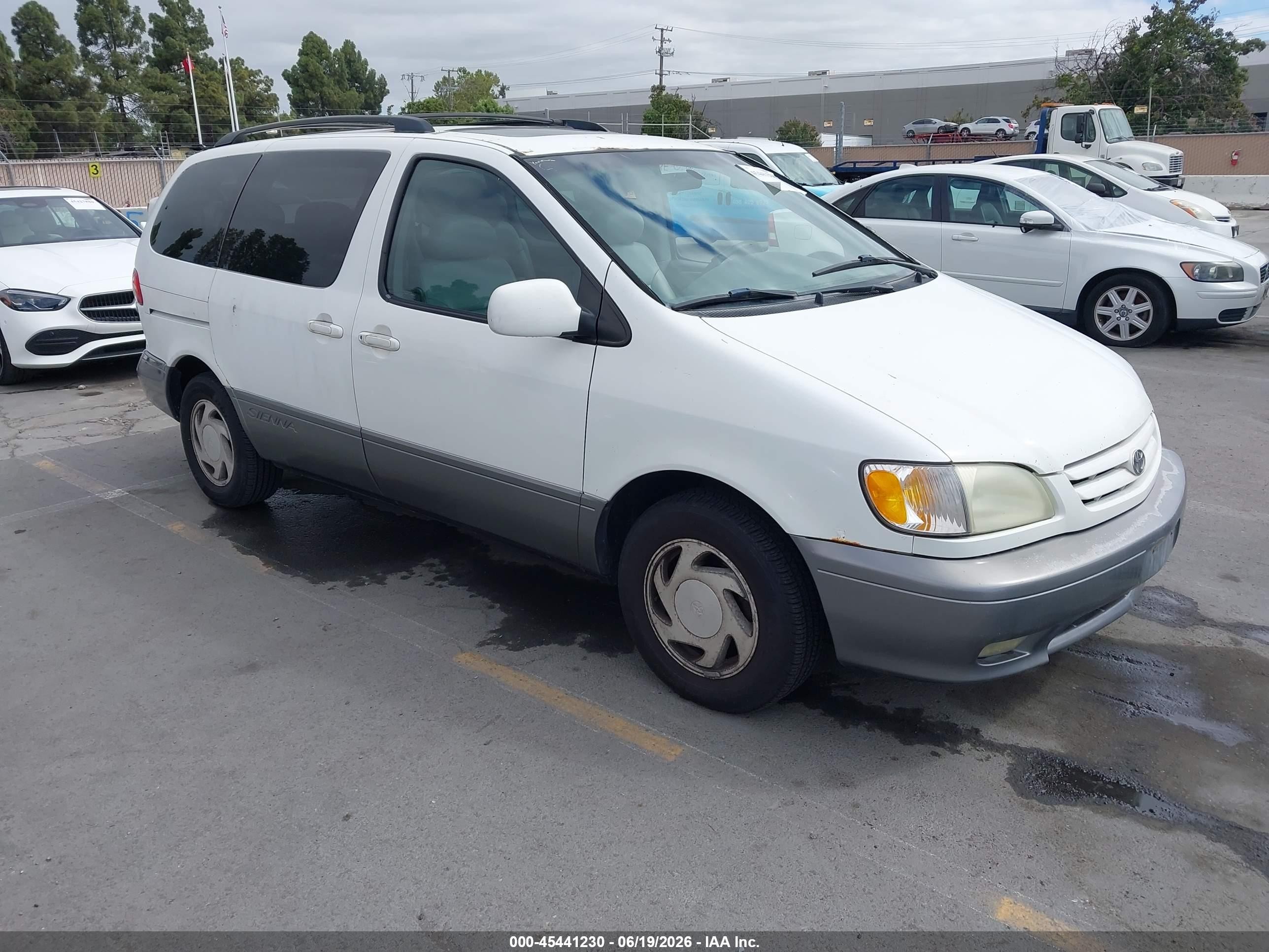 2002 Toyota Sienna LE, VIN 4T3ZF13C62U505718 — Normal wear