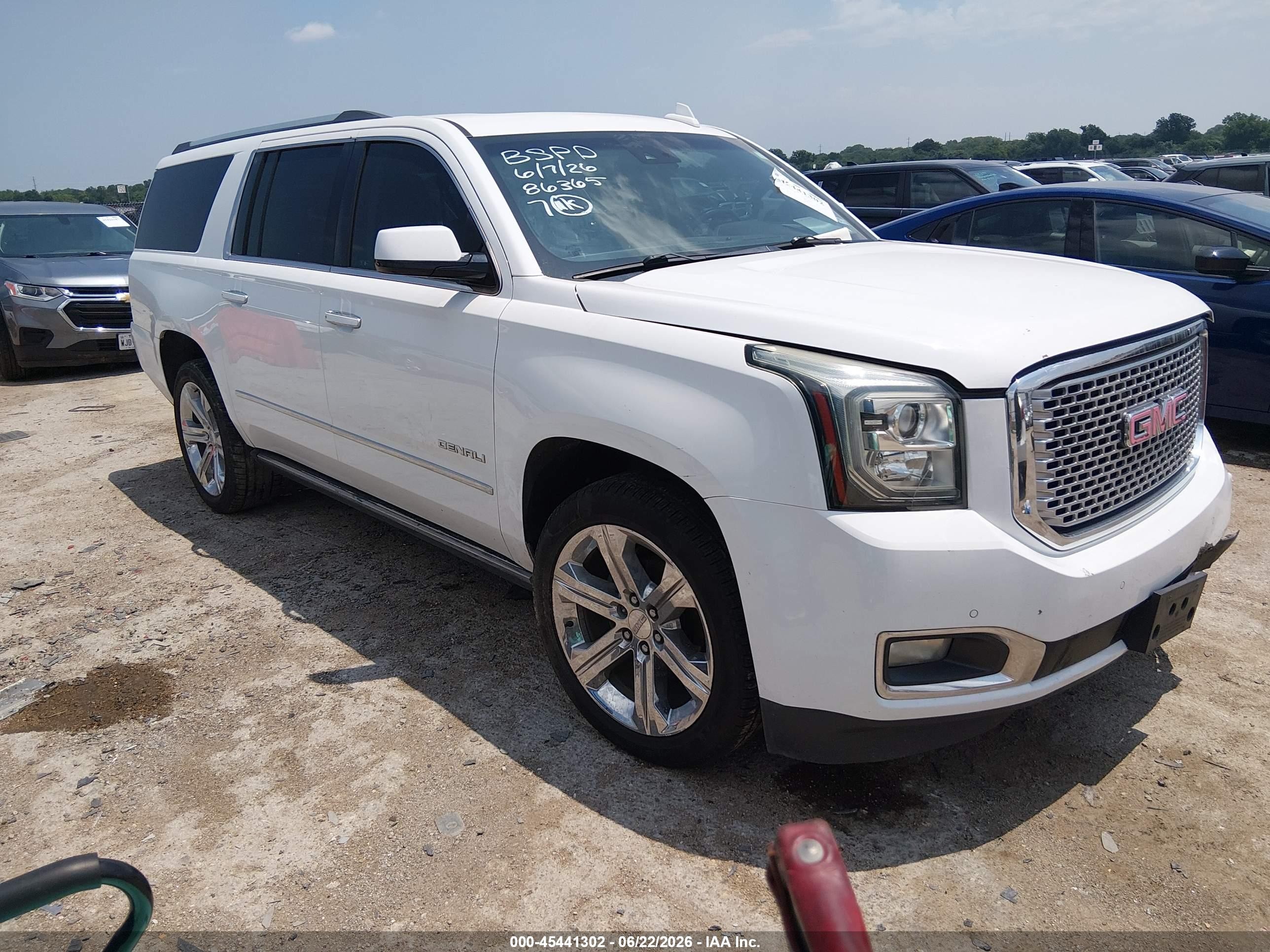2016 GMC Yukon XL Denali, VIN 1GKS1HKJ3GR286365 — Front end