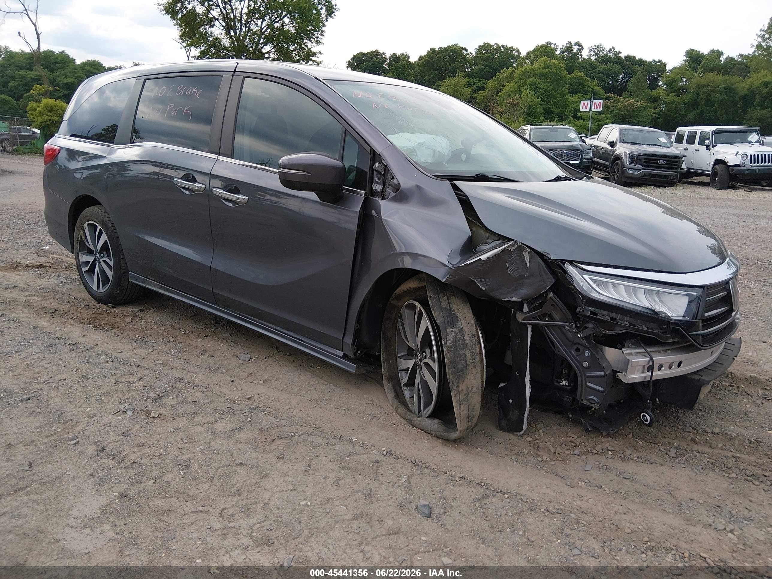 2021 Honda Odyssey Touring, VIN 5FNRL6H82MB039059 — Front end