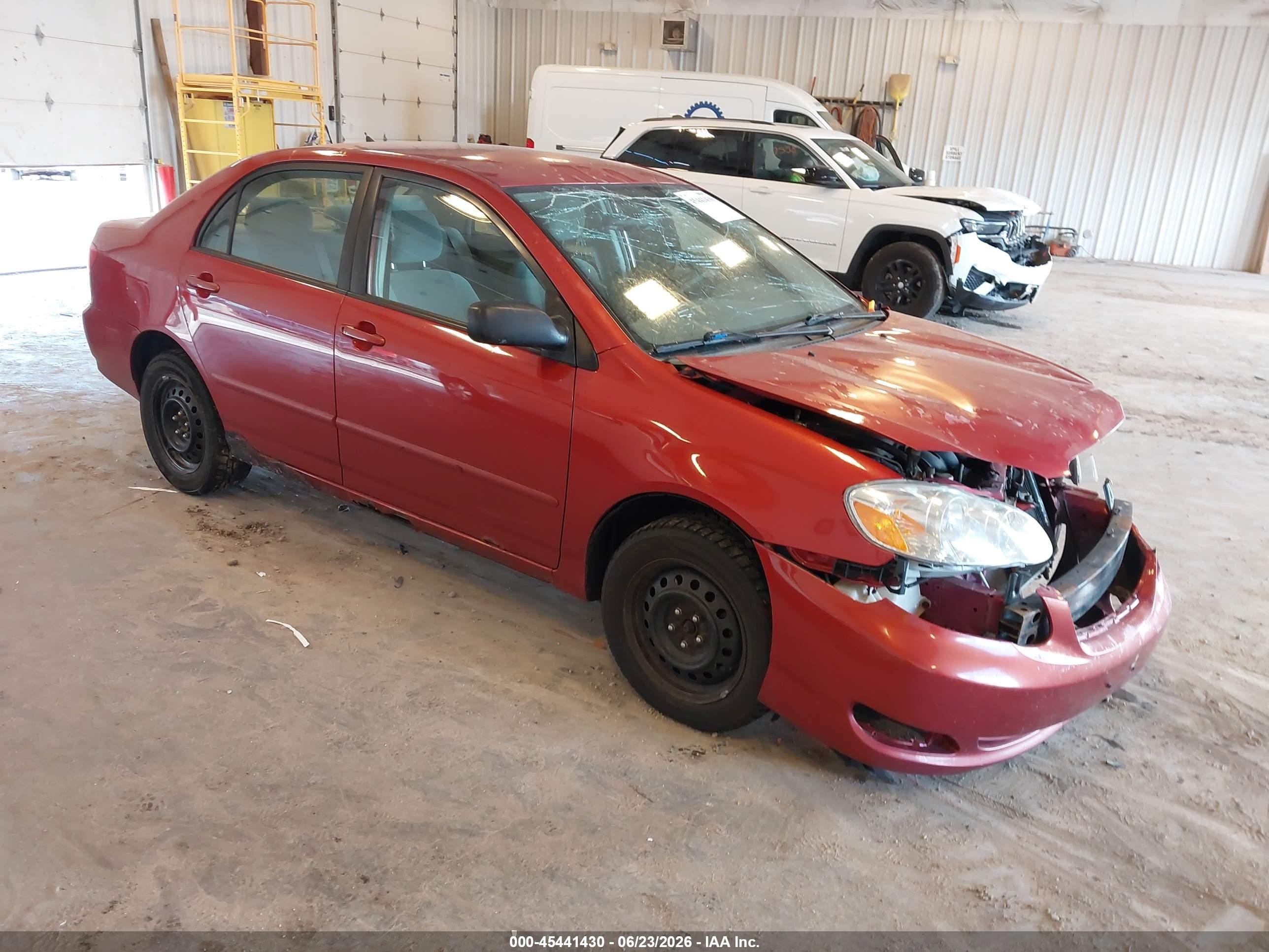 2007 Toyota Corolla CE, VIN JTDBR32E370104100 — Перед