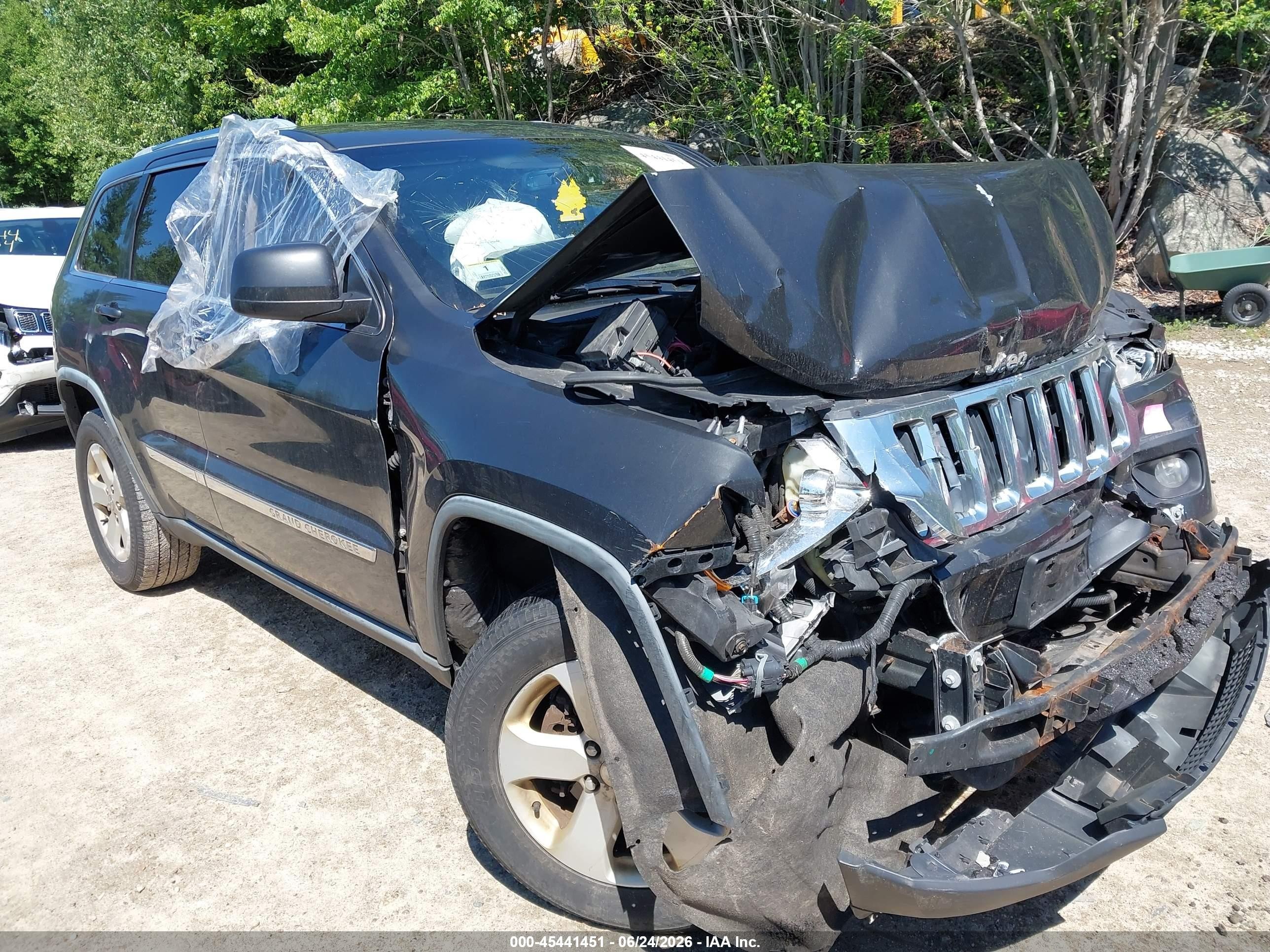 2011 Jeep Grand Cherokee Laredo, VIN 1J4RR4GG7BC722858 — Front end
