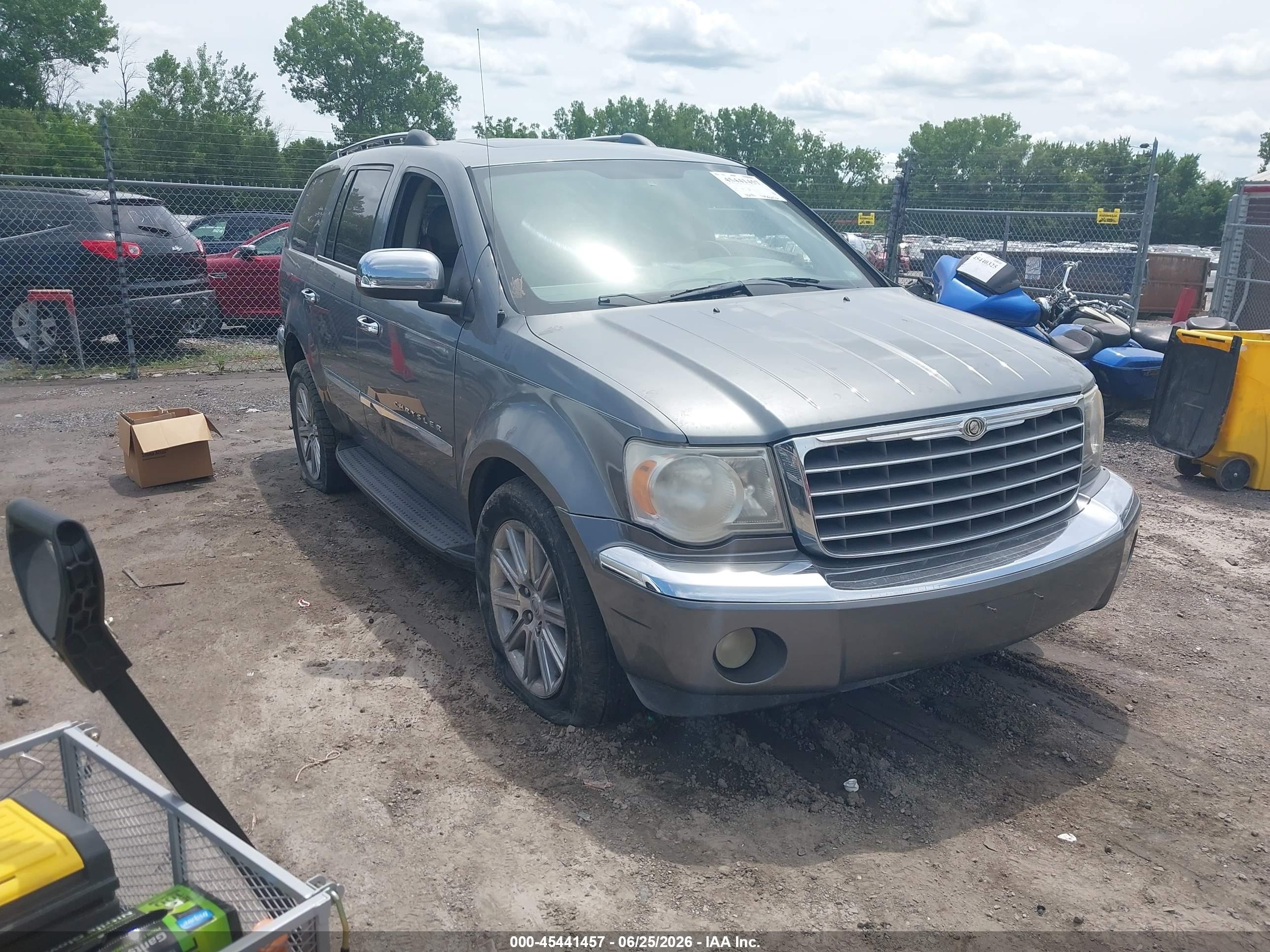 2007 Chrysler Aspen Limited, VIN 1A8HX58267F506918 — Side