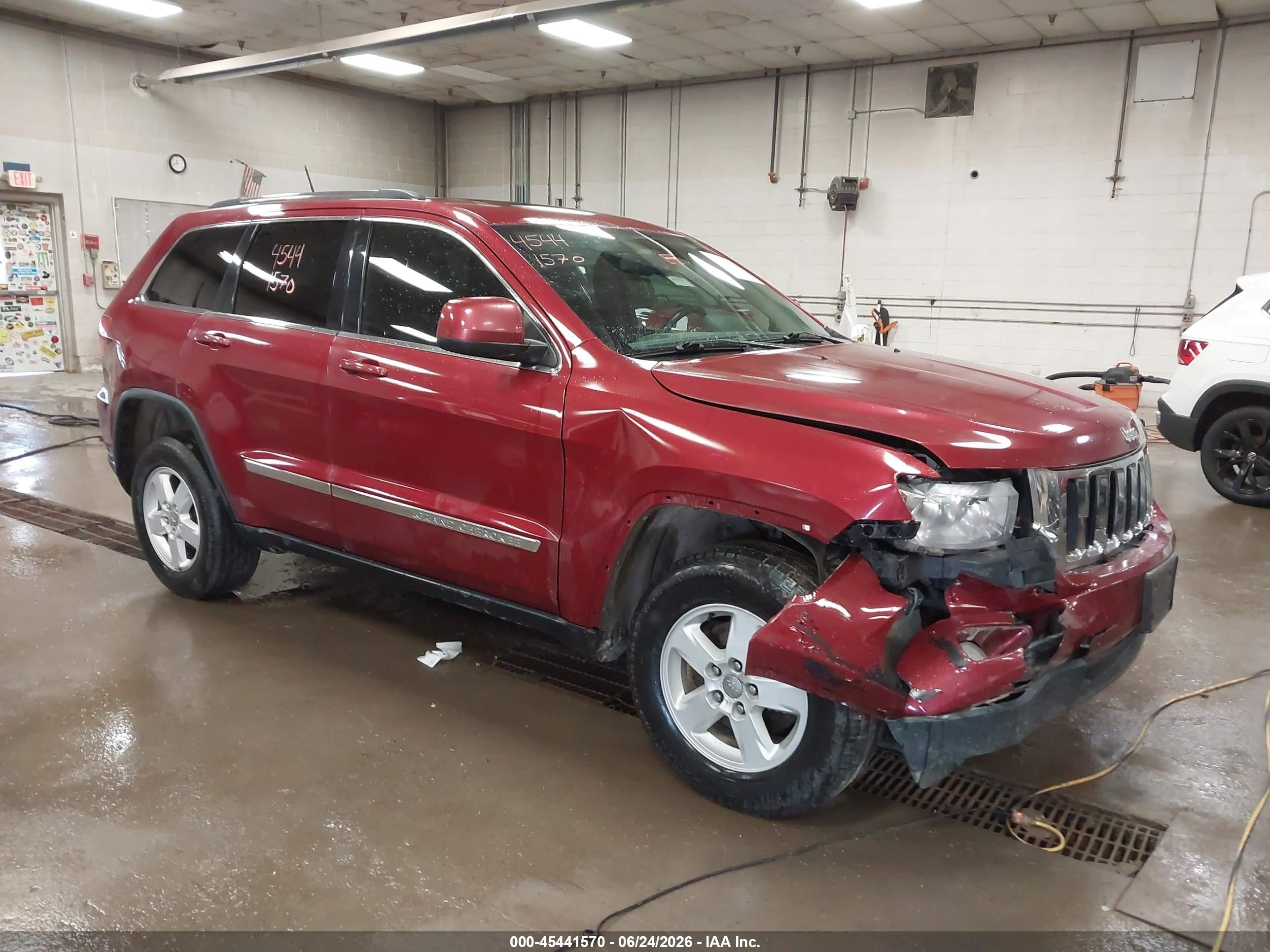 2013 Jeep Grand Cherokee Laredo, VIN 1C4RJFAG6DC568664 — Front end