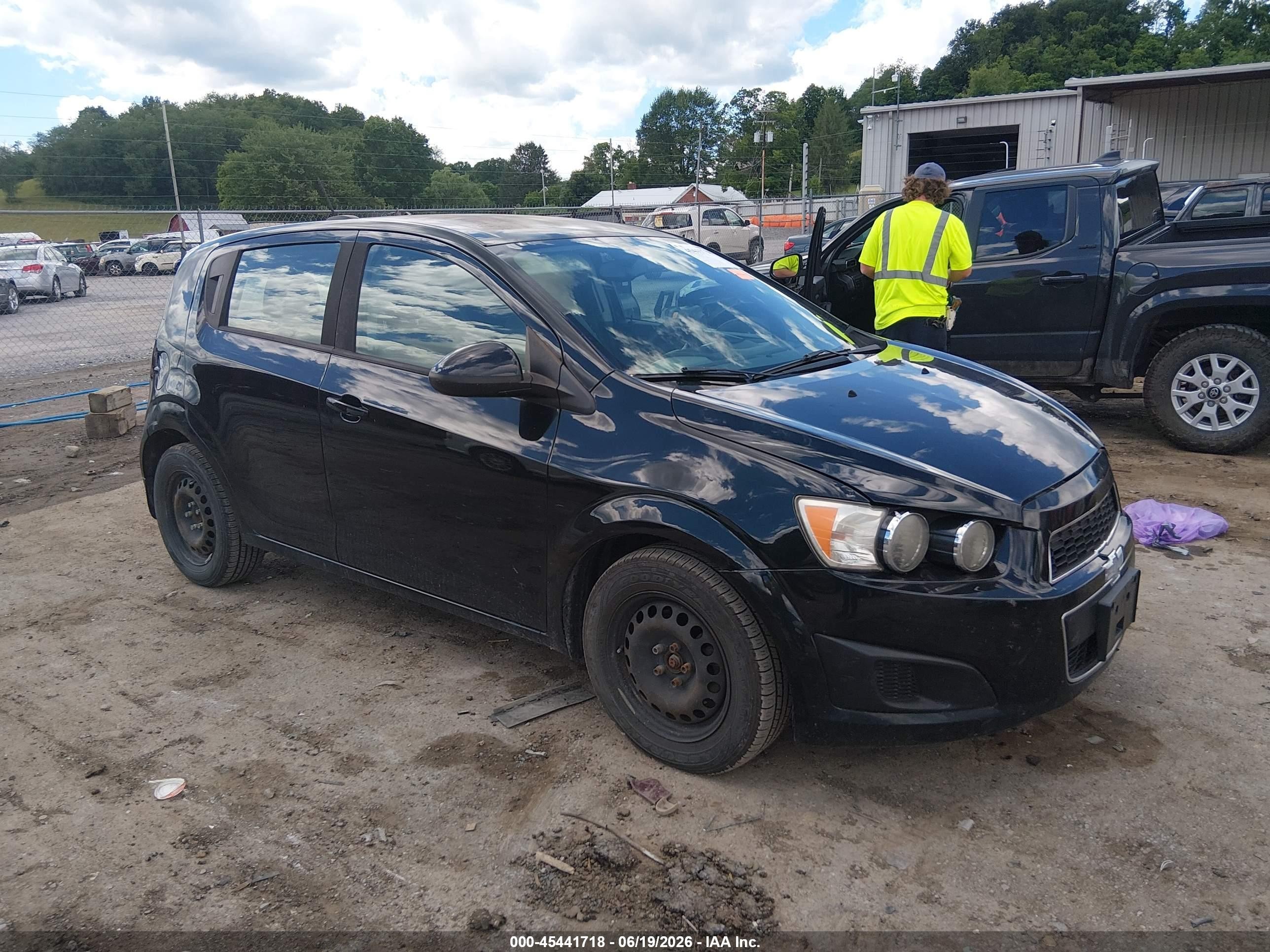 2016 Chevrolet Sonic LS, VIN 1G1JA6SG3G4115668 — Бок