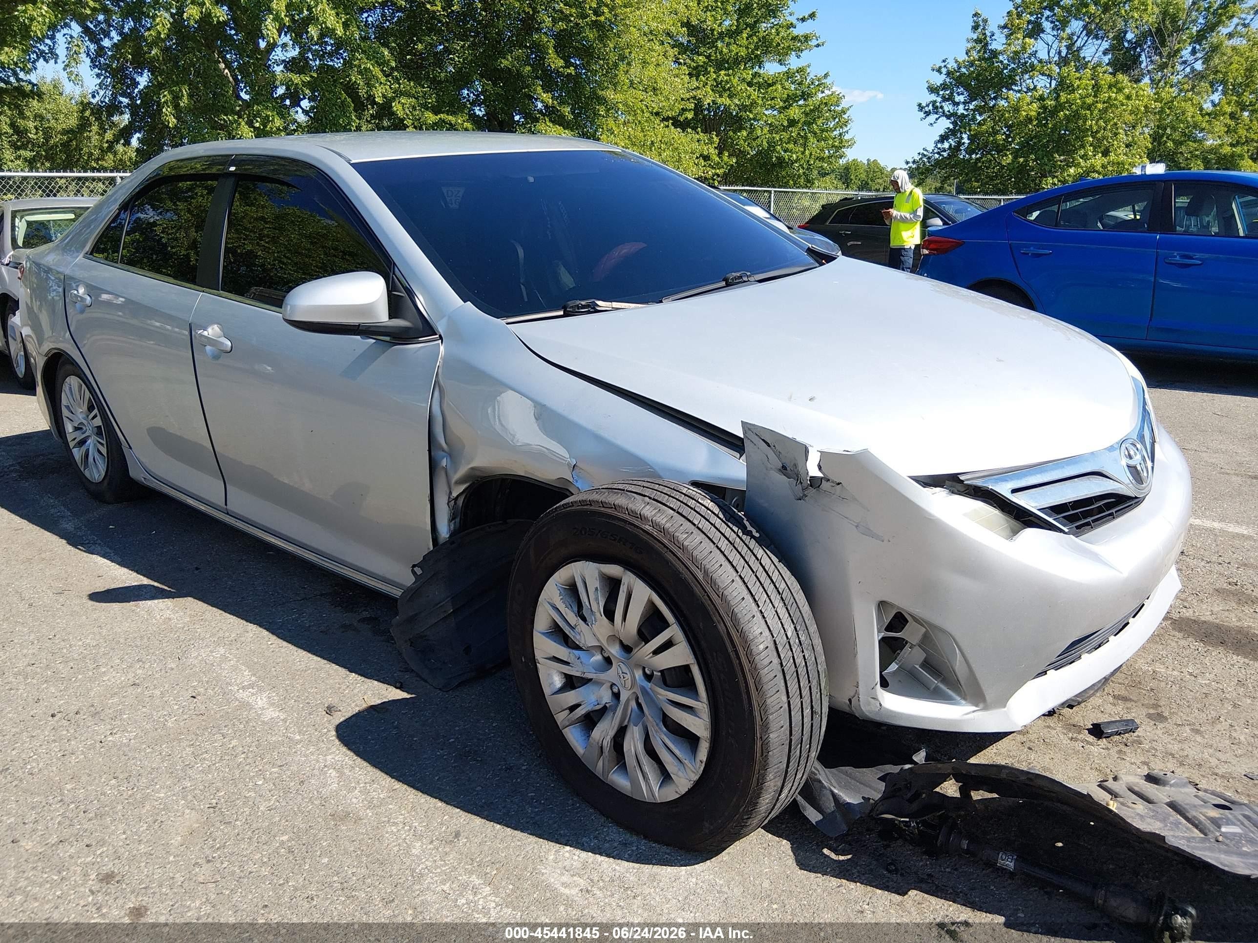2014 Toyota Camry SE, VIN 4T1BF1FK5EU452429 — Front end