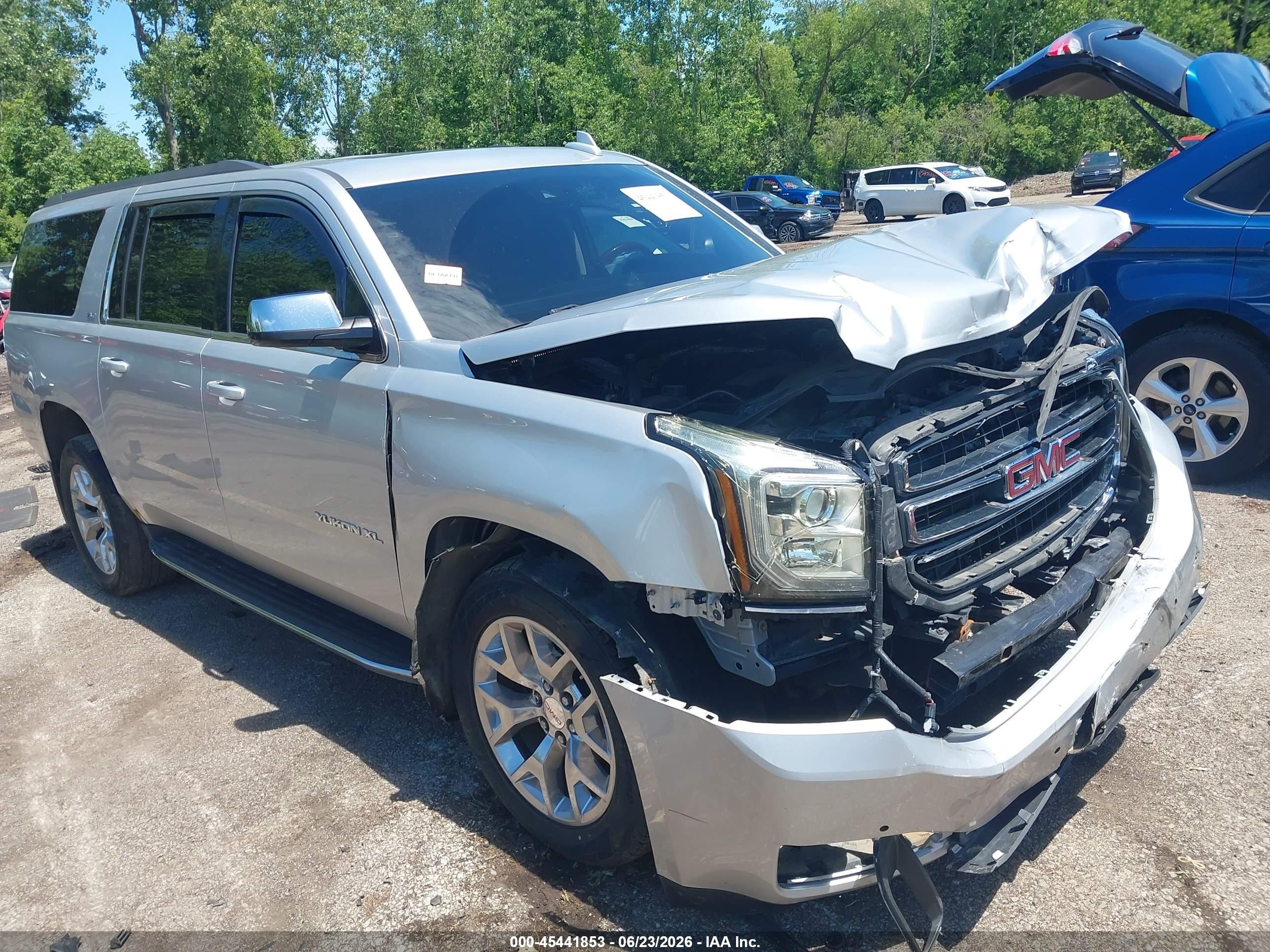 2018 GMC Yukon XL SLT, VIN 1GKS2GKC9JR239423 — Front end