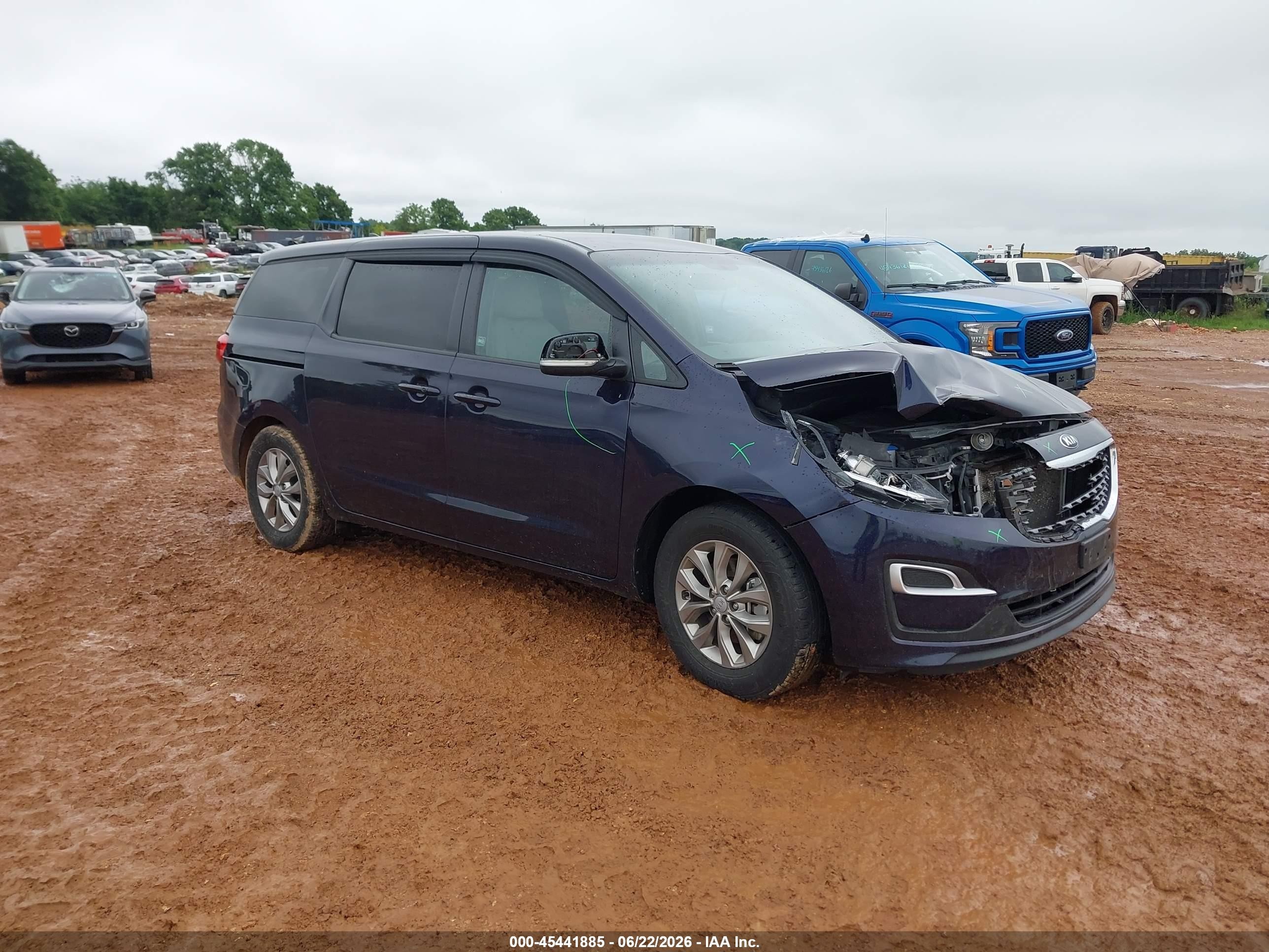 2020 Kia Sedona LX, VIN KNDMB5C18L6610355 — Front end