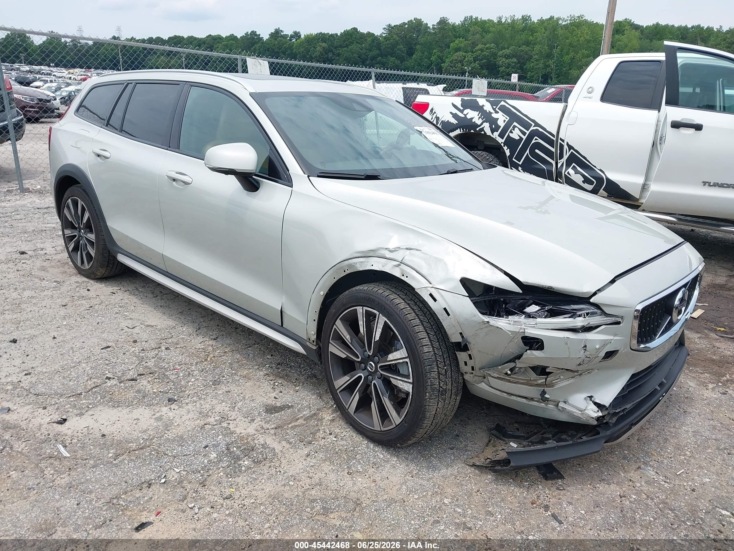 2020 Volvo V60, VIN YV4102WK9L1030876 — Front end