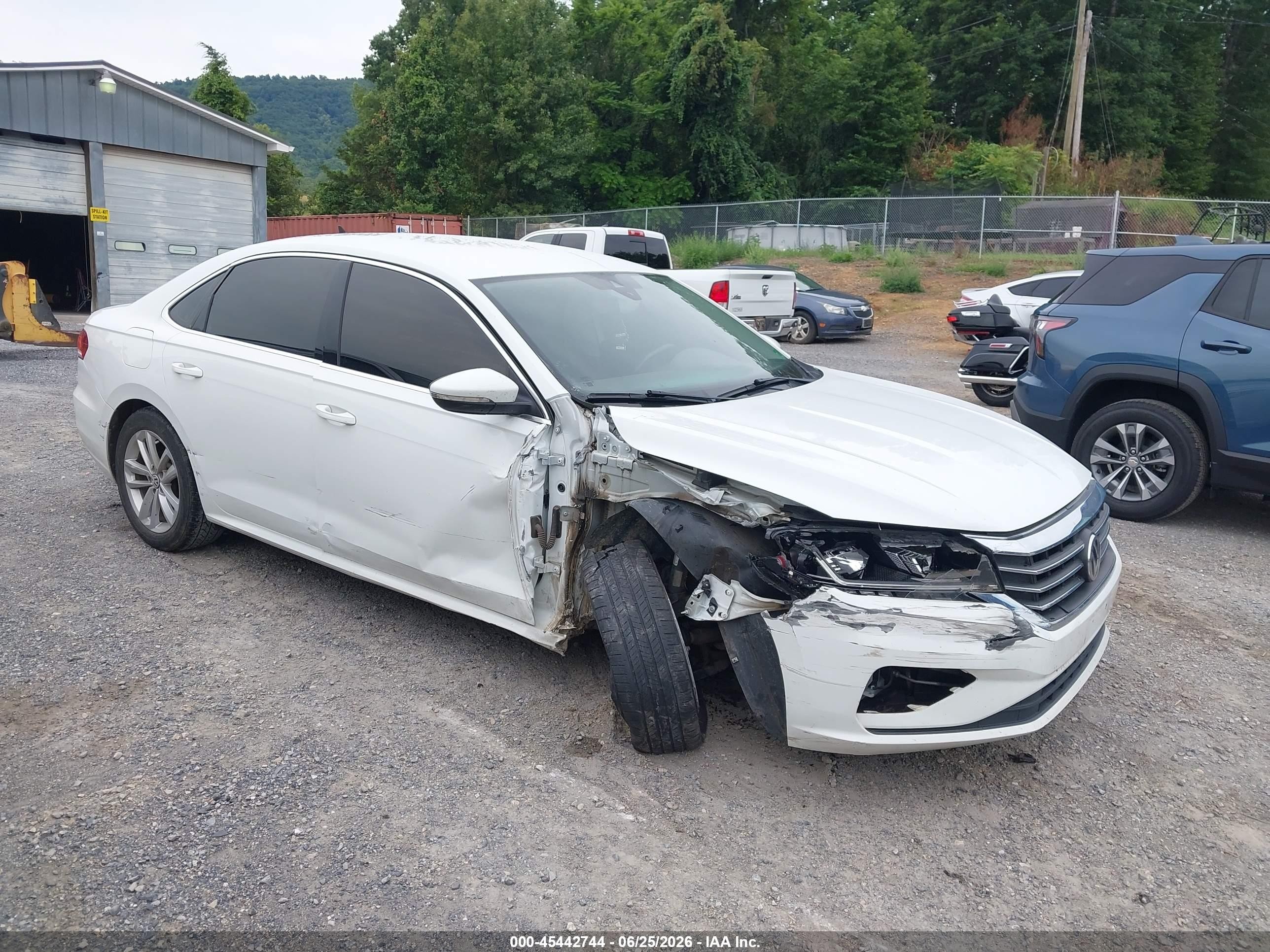 2020 Volkswagen Passat SE, VIN 1VWSA7A38LC009424 — Перед