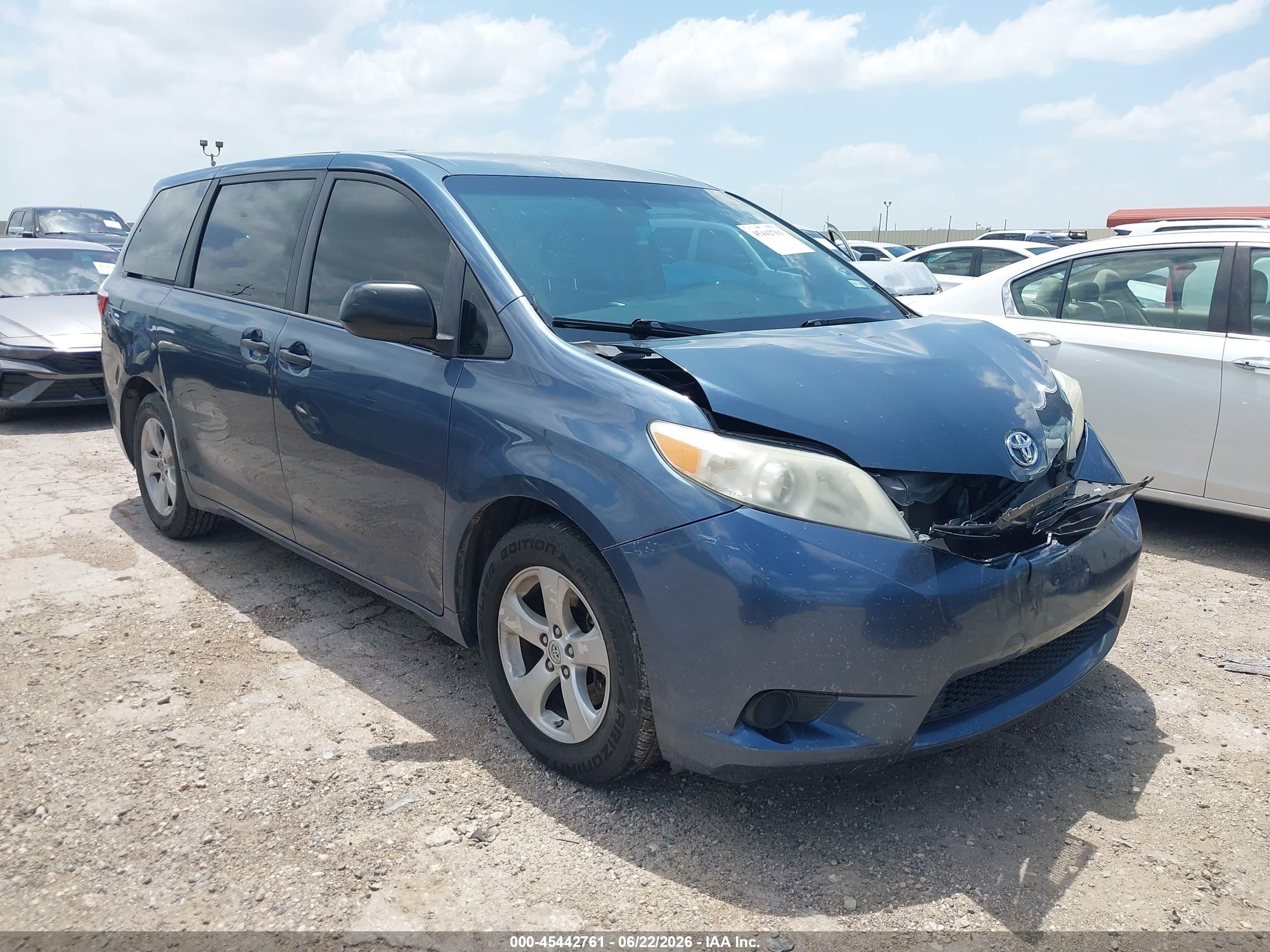 2015 Toyota Sienna L, VIN 5TDZK3DC5FS650665 — Front end