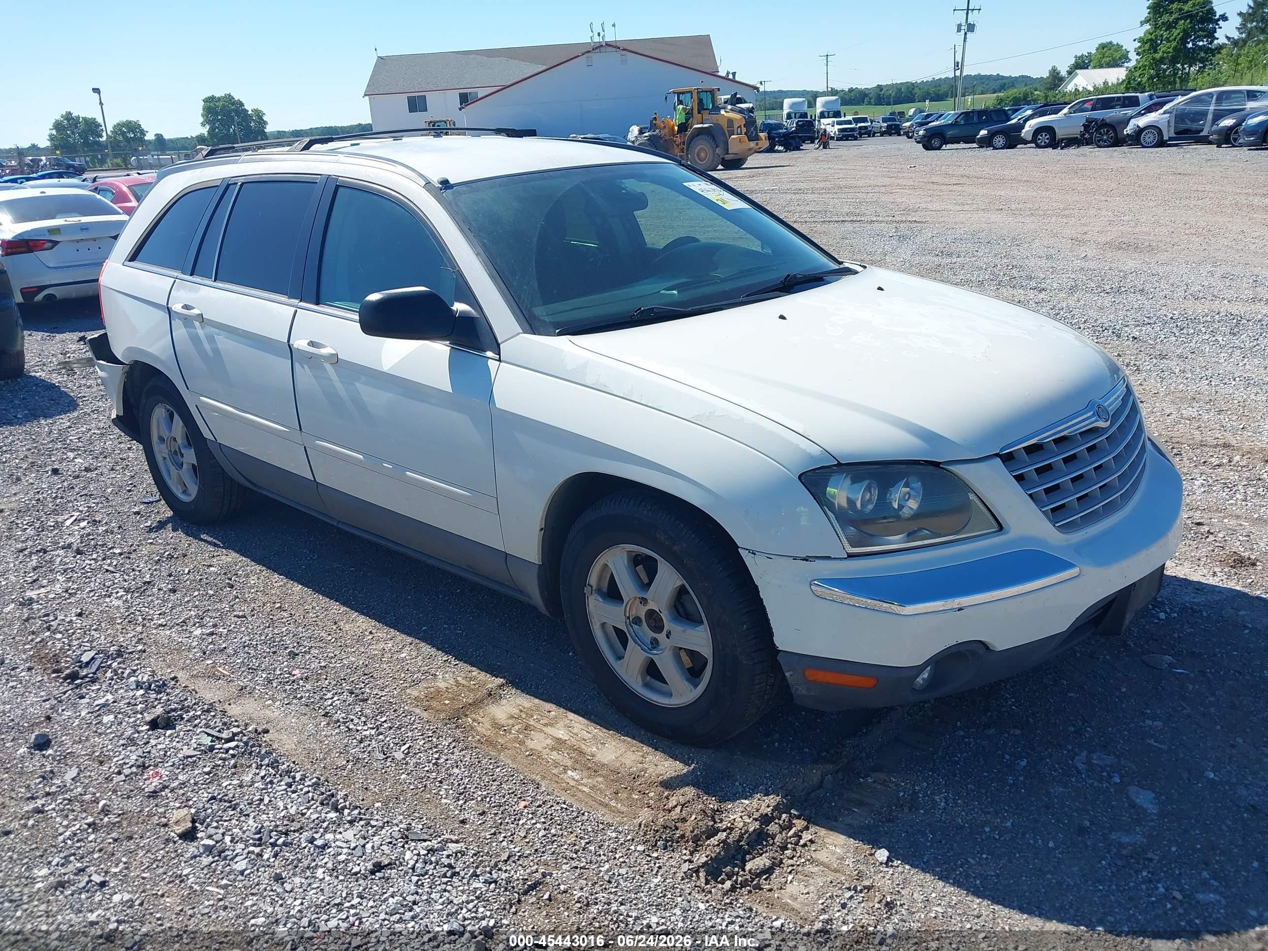 2004 Chrysler Pacifica, VIN 2C8GM68464R388598 — Rear end