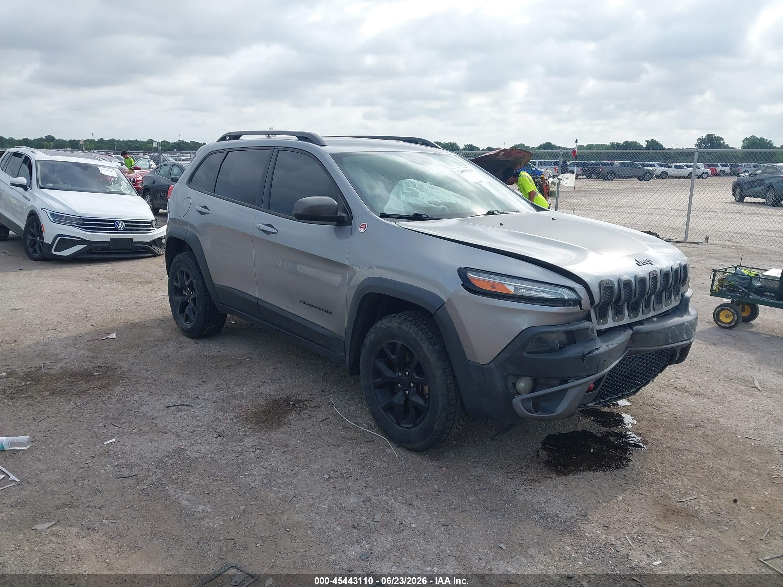 2015 Jeep Cherokee Trailhawk, VIN 1C4PJMBS0FW570751 — Перед