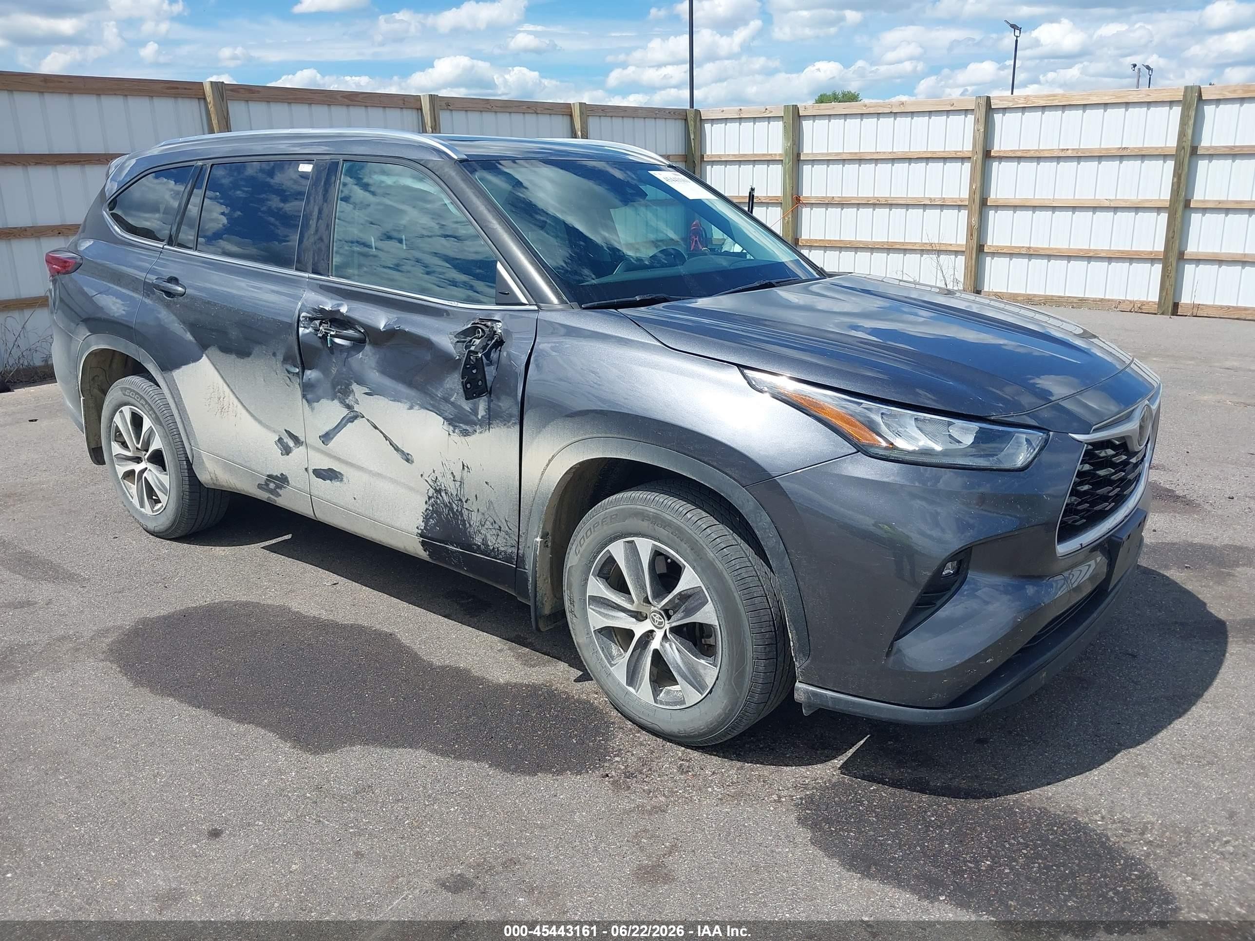 2020 Toyota Highlander XLE, VIN 5TDGZRBH6LS509409 — Side