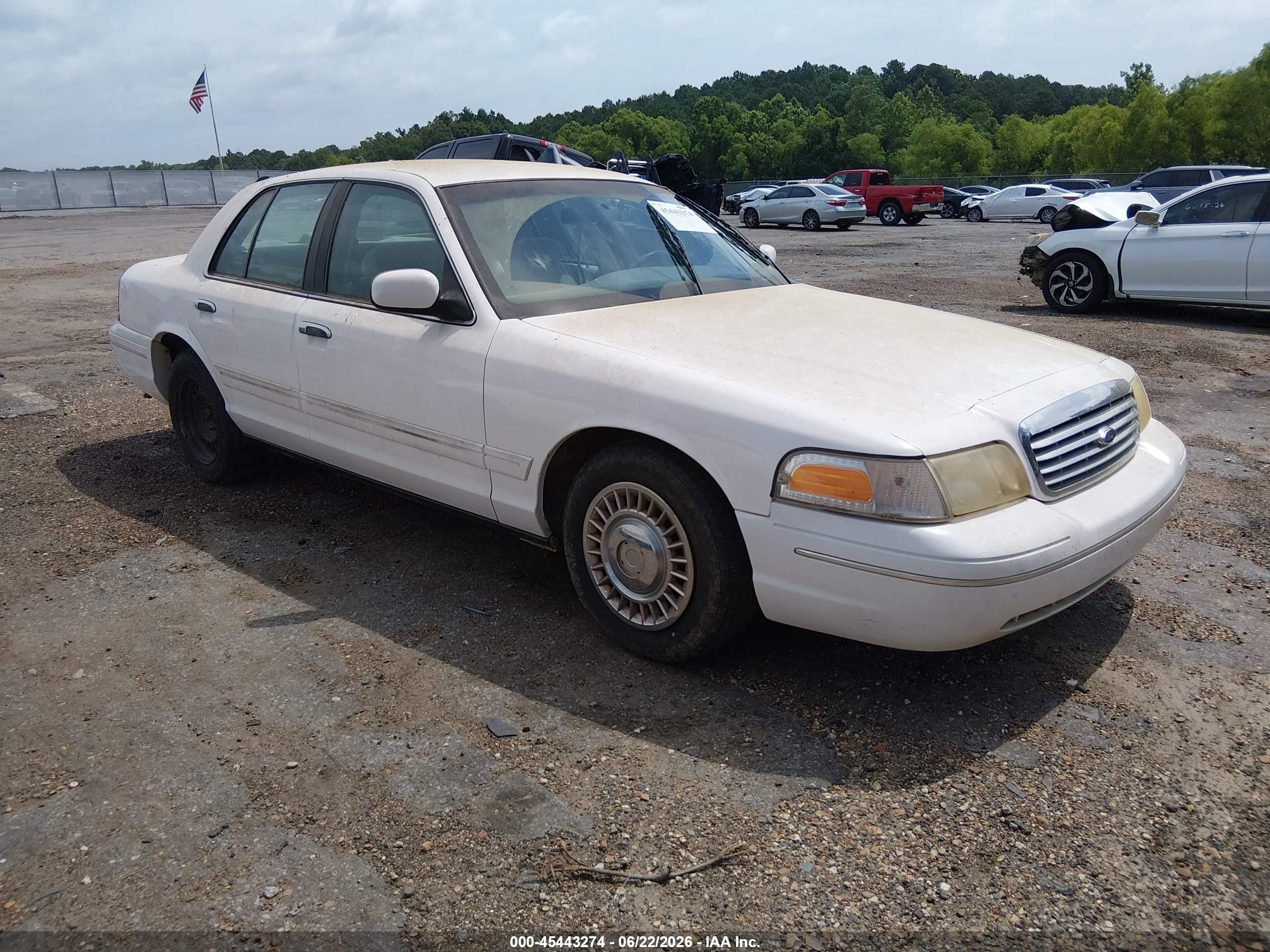 2001 Ford Crown Victoria, VIN 2FAFP73W21X121572 — Normal wear