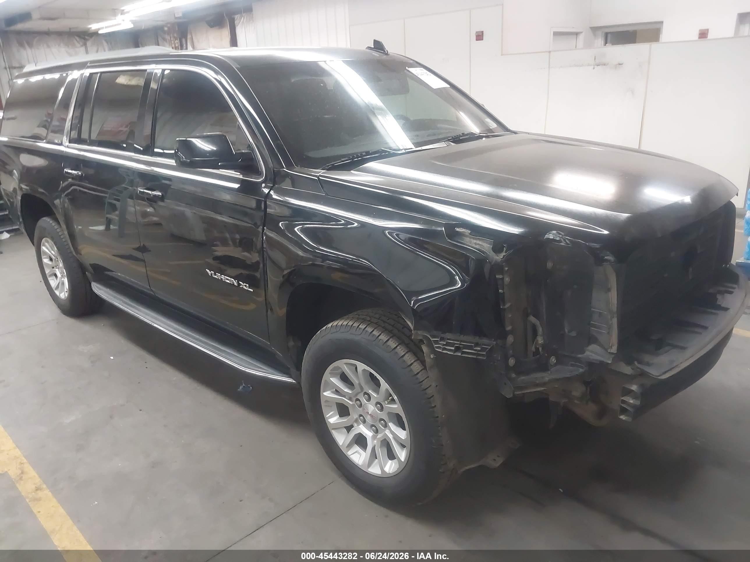 2017 GMC Yukon XL SLT, VIN 1GKS2GKC8HR383121 — Front end