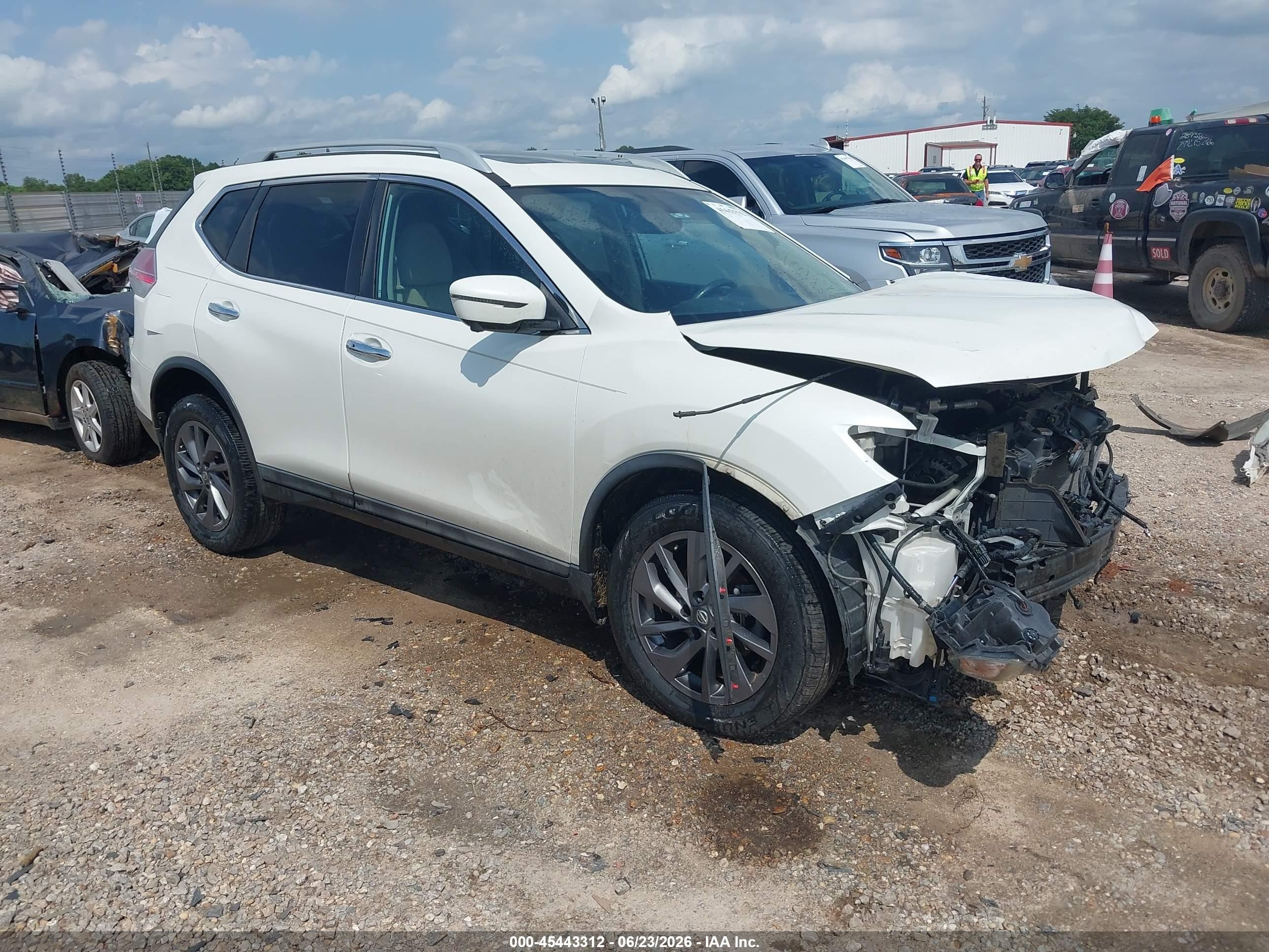 2016 Nissan Rogue SV, VIN 5N1AT2MT0GC915222 — Front end