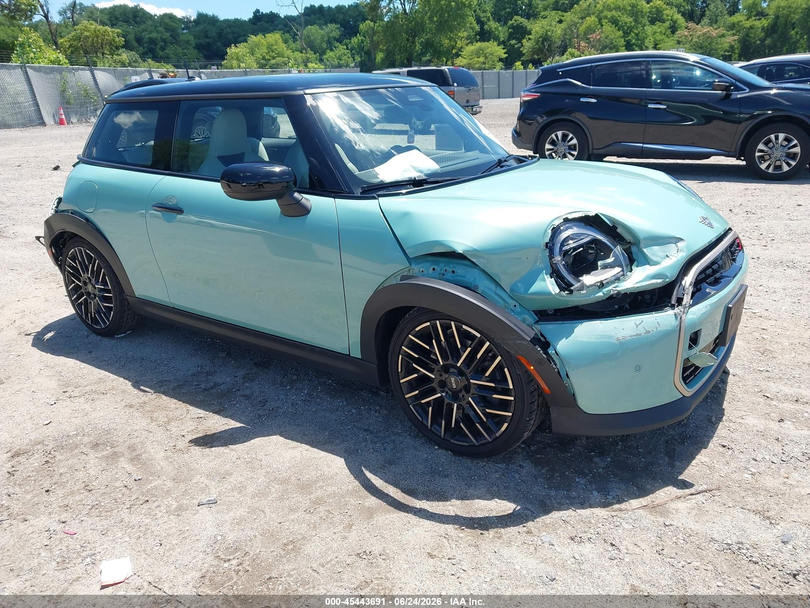 2025 MINI Hardtop Cooper S, VIN WMW23GD0XS2W35332 — Перед